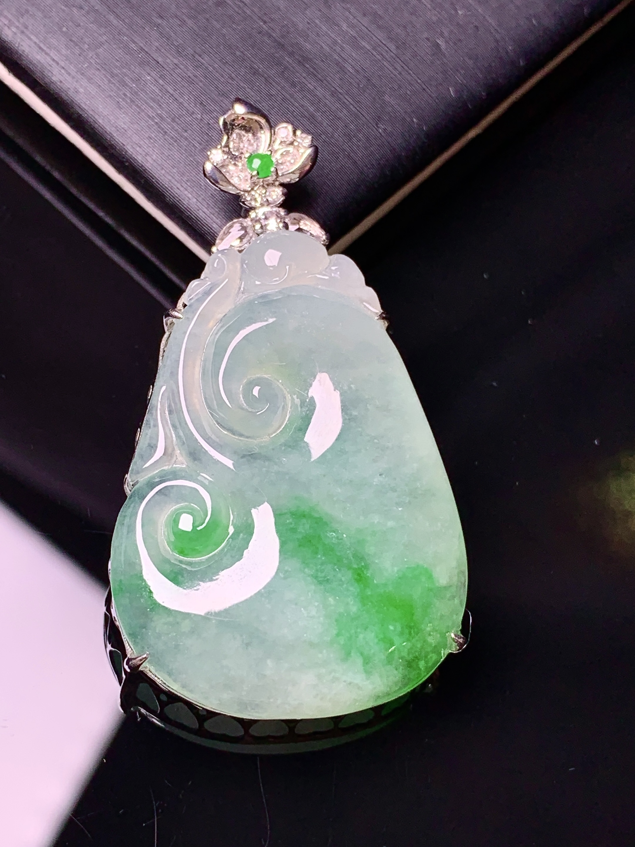 18k金钻镶嵌飘绿如意吊坠 玉质细腻 色泽艳丽清新 水润亮眼 整体尺寸40.8*22.5*6.5