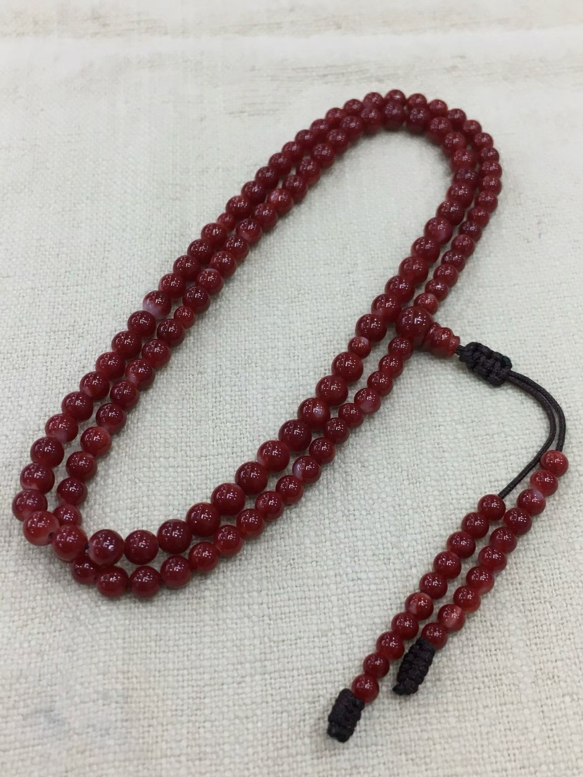 【阿卡赤血牛血红珊瑚108小5mm圆珠手链款】难得高瓷度，整条少白芯的阿卡圆珠。整条赤血牛血红颜色，