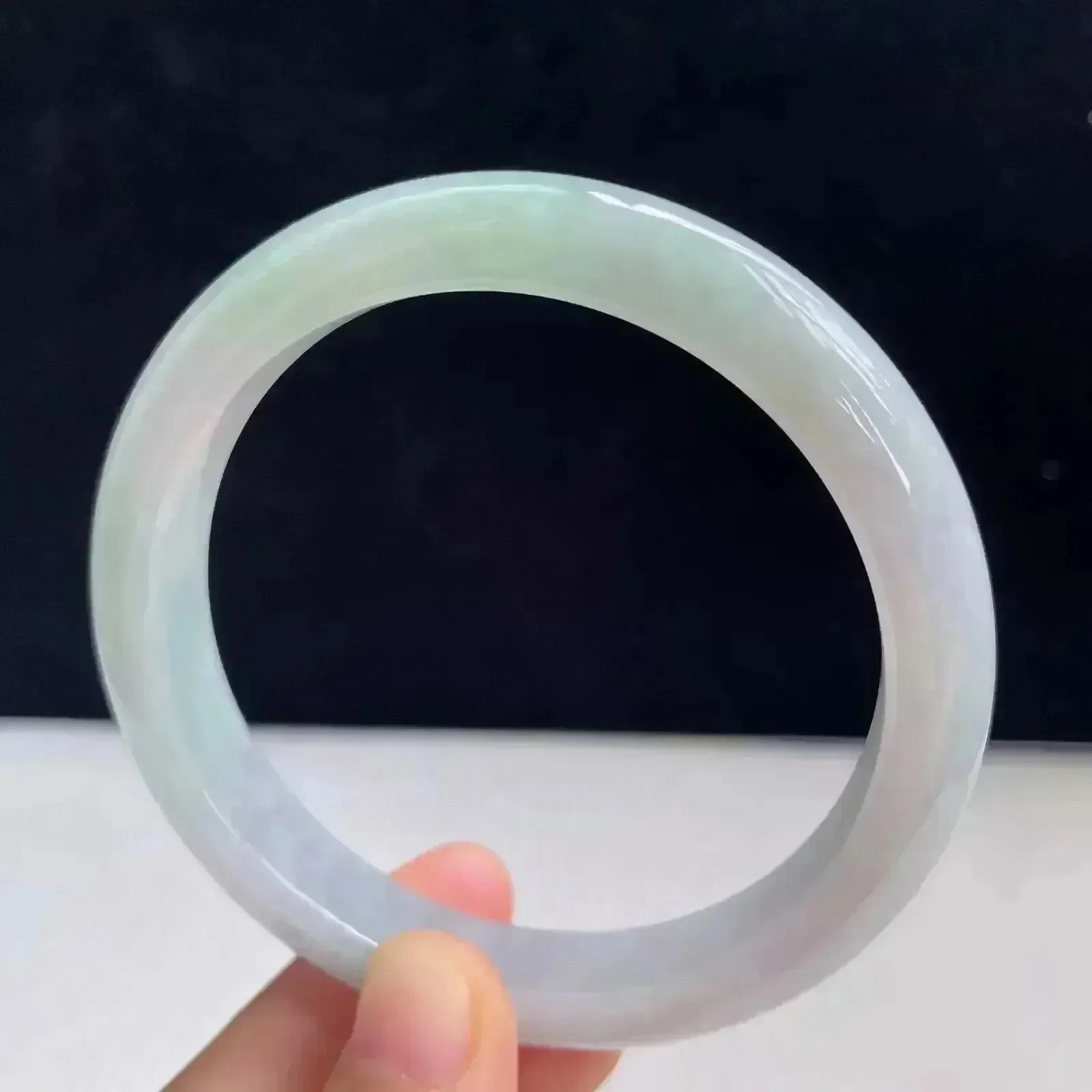 自然光拍摄天然翡翠A货飘绿好种水58mm正圈手镯 45.16克