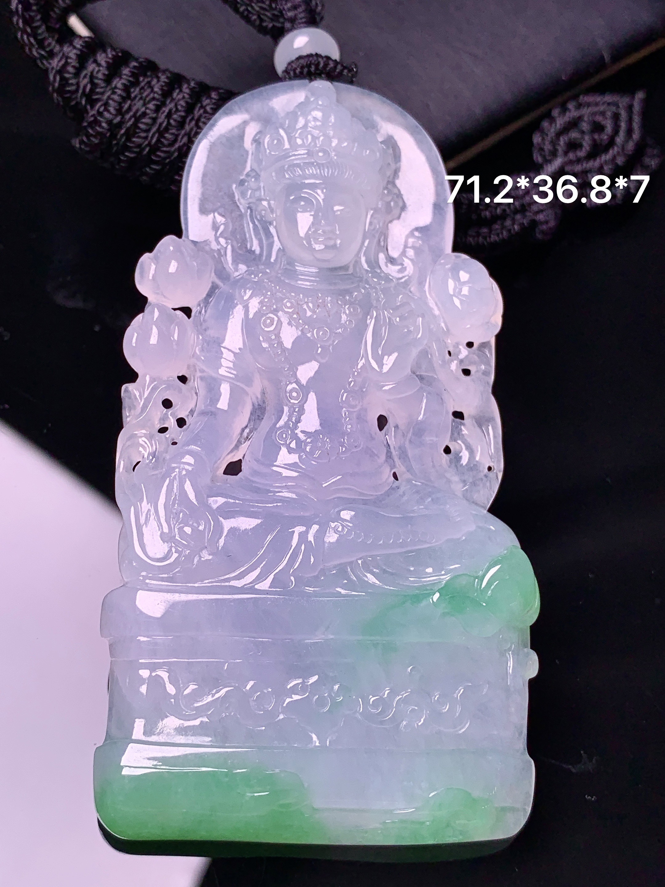 飘绿度母观音吊坠 玉质细腻 色泽艳丽清新 水润亮眼 整体尺寸71.2*36.8*7