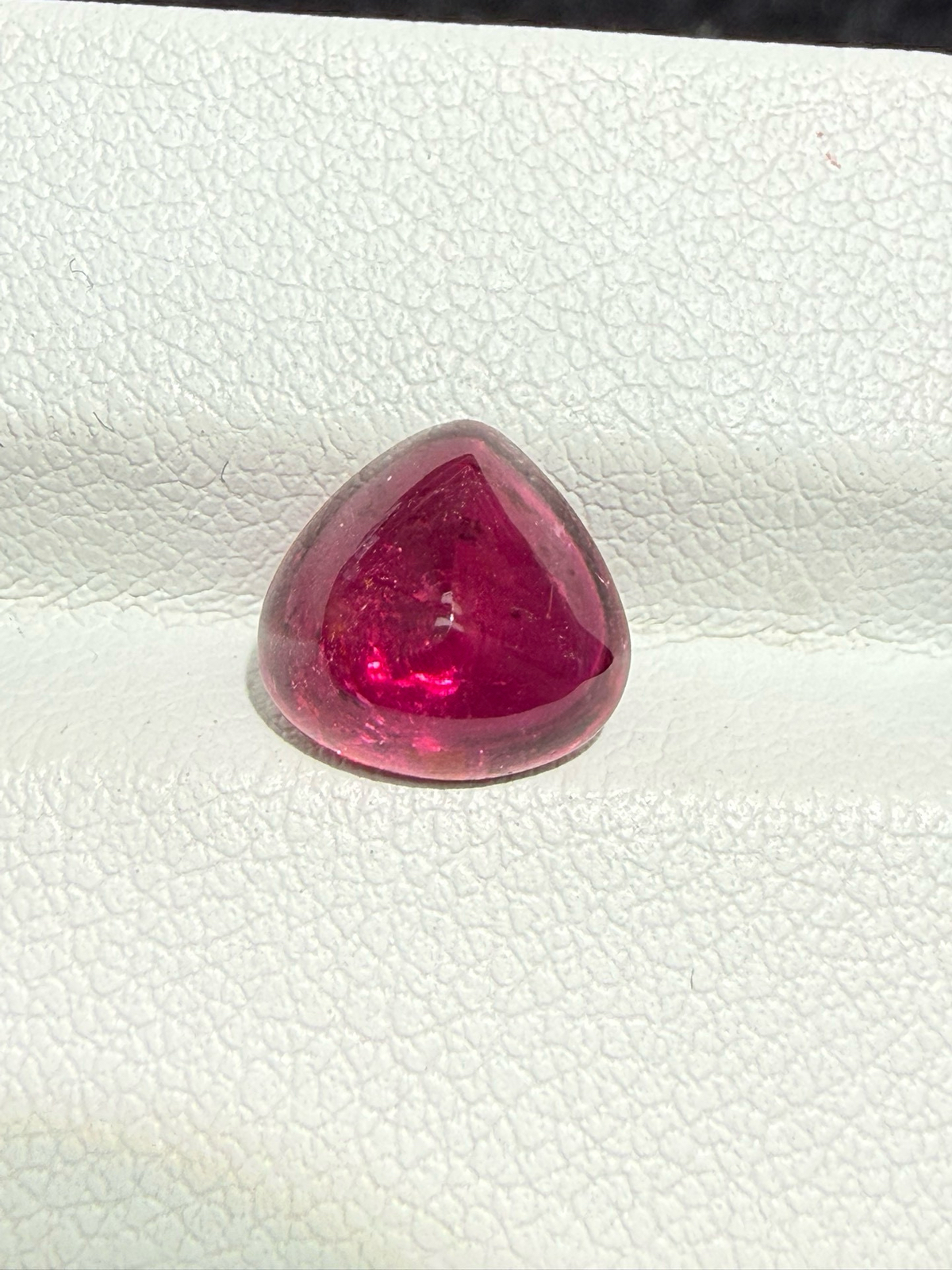 2.435ct天然卢比来碧玺裸石，尺寸8.6*8.8*5.2 毫米，晶体微棉，颜色美艳
