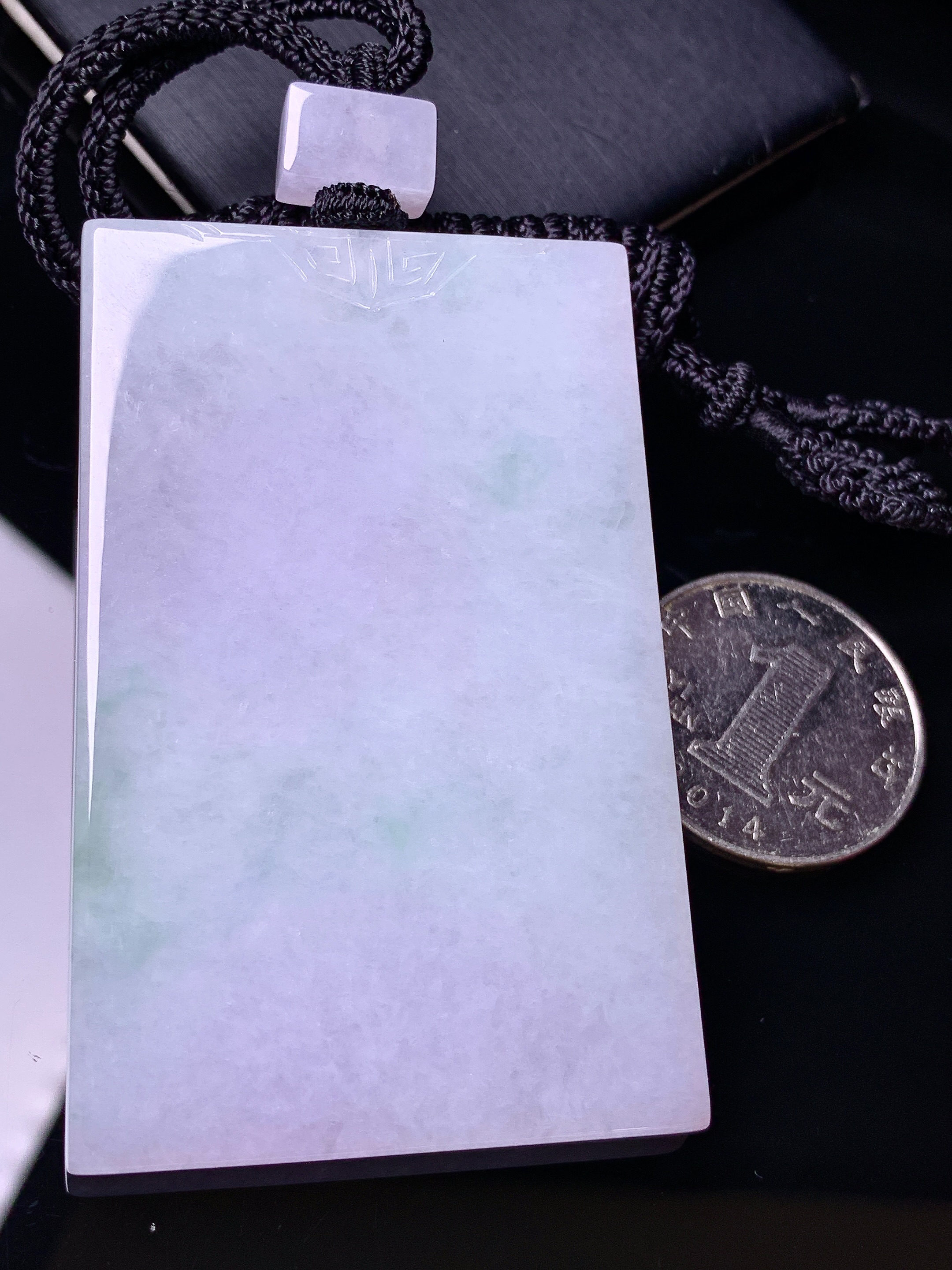 淡紫罗兰飘绿无事牌吊坠 玉质细腻 色泽艳丽清新 水润亮眼 整体尺寸64.5*42*5