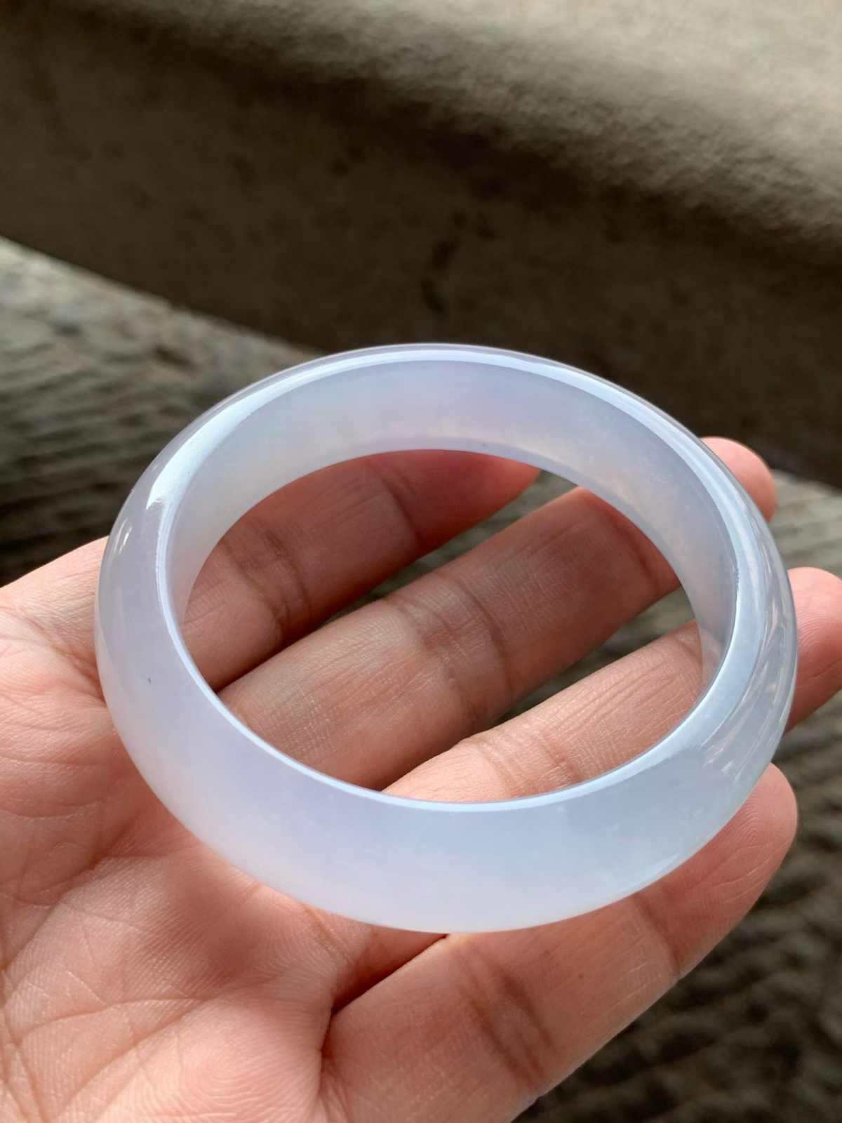 冰紫正圈手镯
尺寸54*14*8 质地通透冰凝，胶润无比，镯身饱满厚实，紫调清新雅致，宛如将一抹淡紫