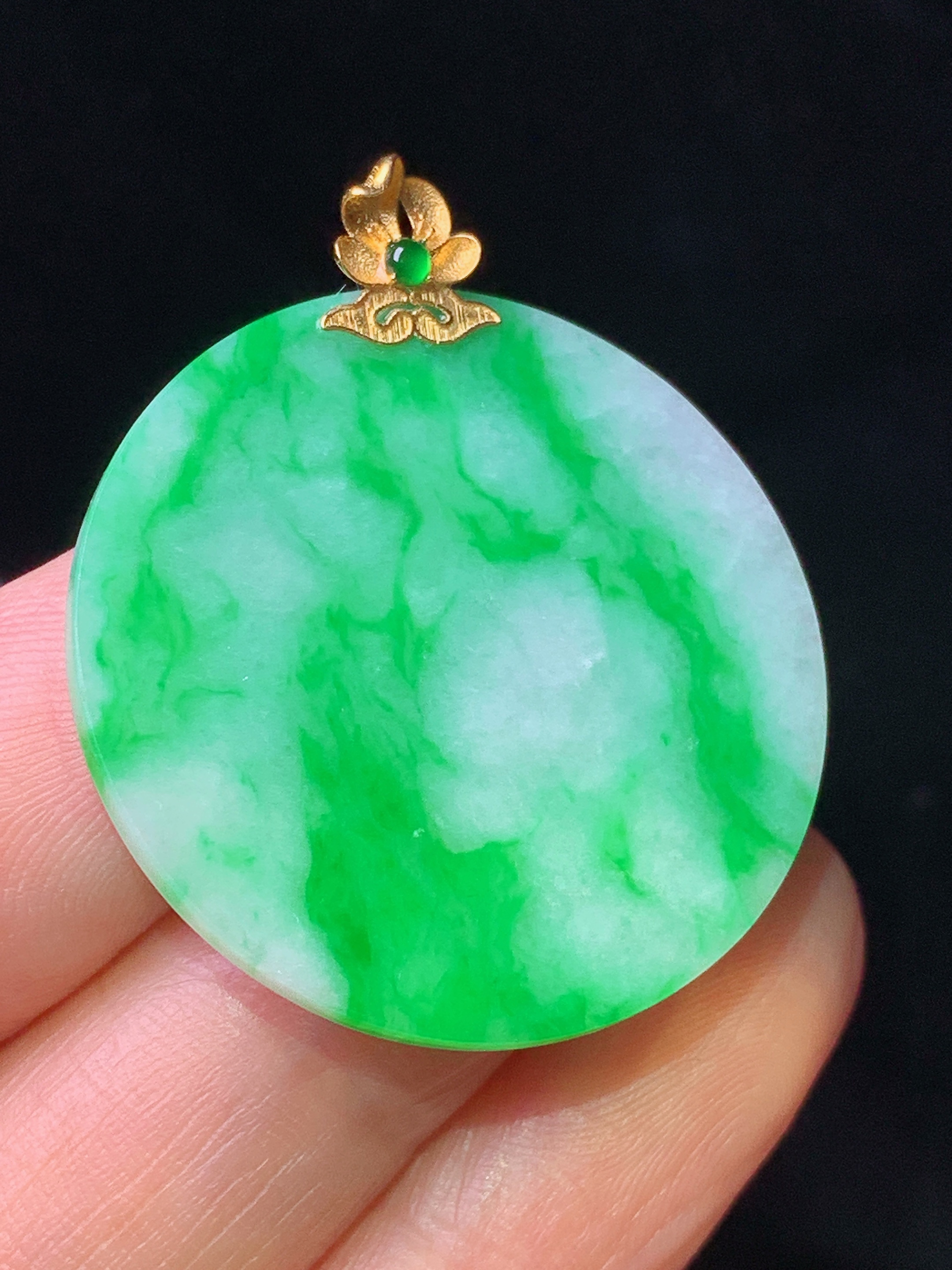18k金镶嵌飘绿圆牌吊坠 玉质细腻 色泽艳丽清新 水润亮眼 整体尺寸34.2*29.6*2