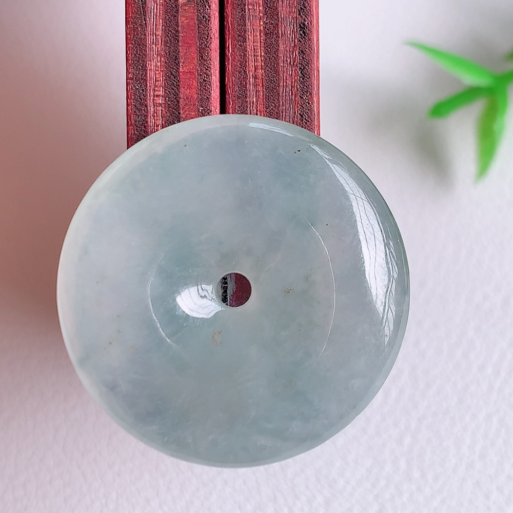 冰润平安扣吊坠，厚装饱满，冰润剔透，细腻水足，种质润泽，飘花灵动，佩戴优雅大气，W141.7   尺寸：25.5-5.1mm