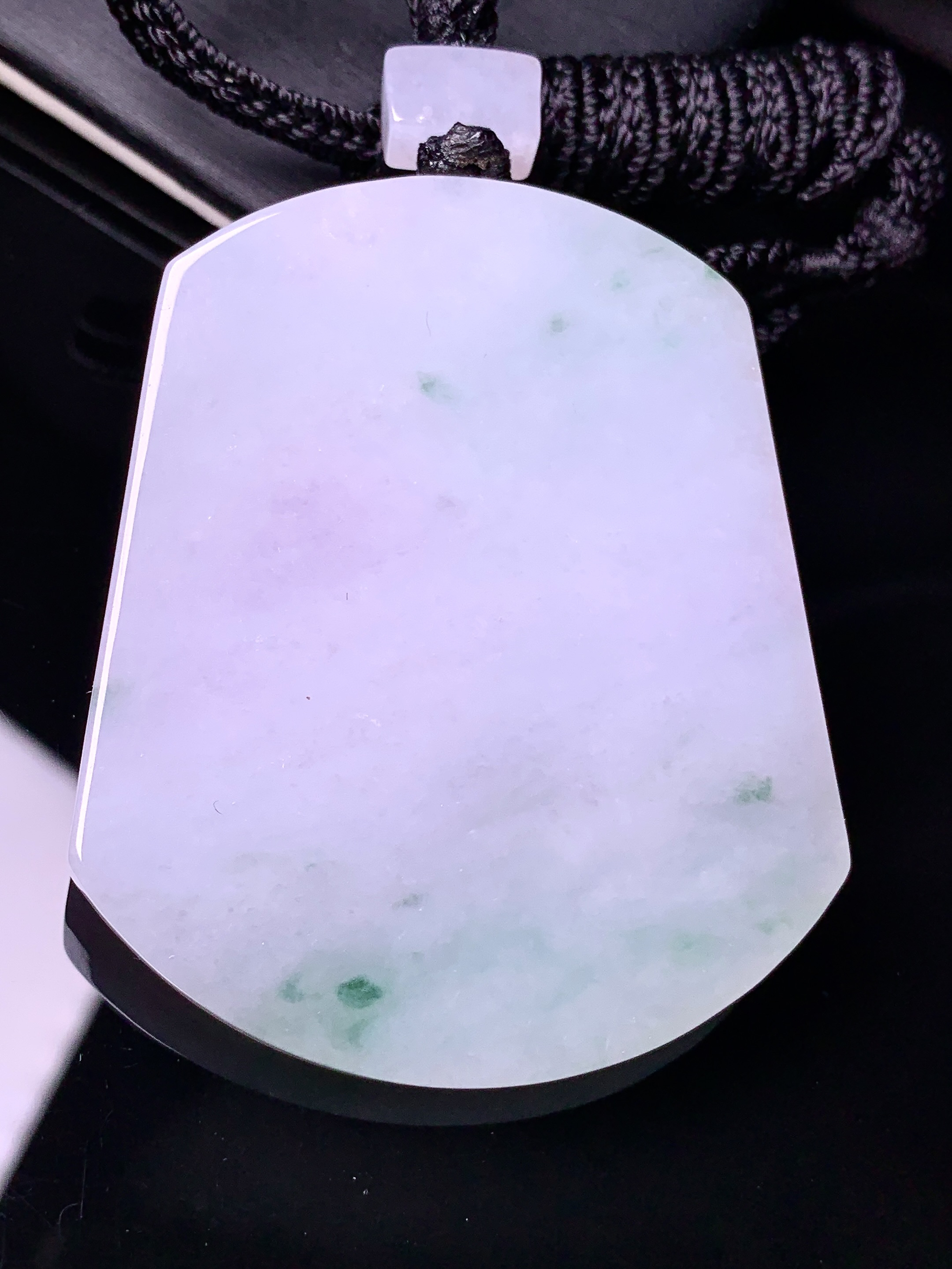 飘绿无事牌吊坠 玉质细腻 色泽艳丽清新 水润亮眼 整体尺寸56*47*5