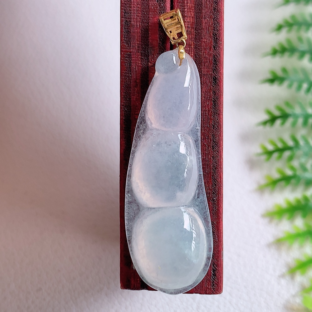 18k金扣冰润福豆翡翠挂件  冰清玉洁  胶感十足  寓意“四季平安，福气满满”颜色鲜艳，清新自然，