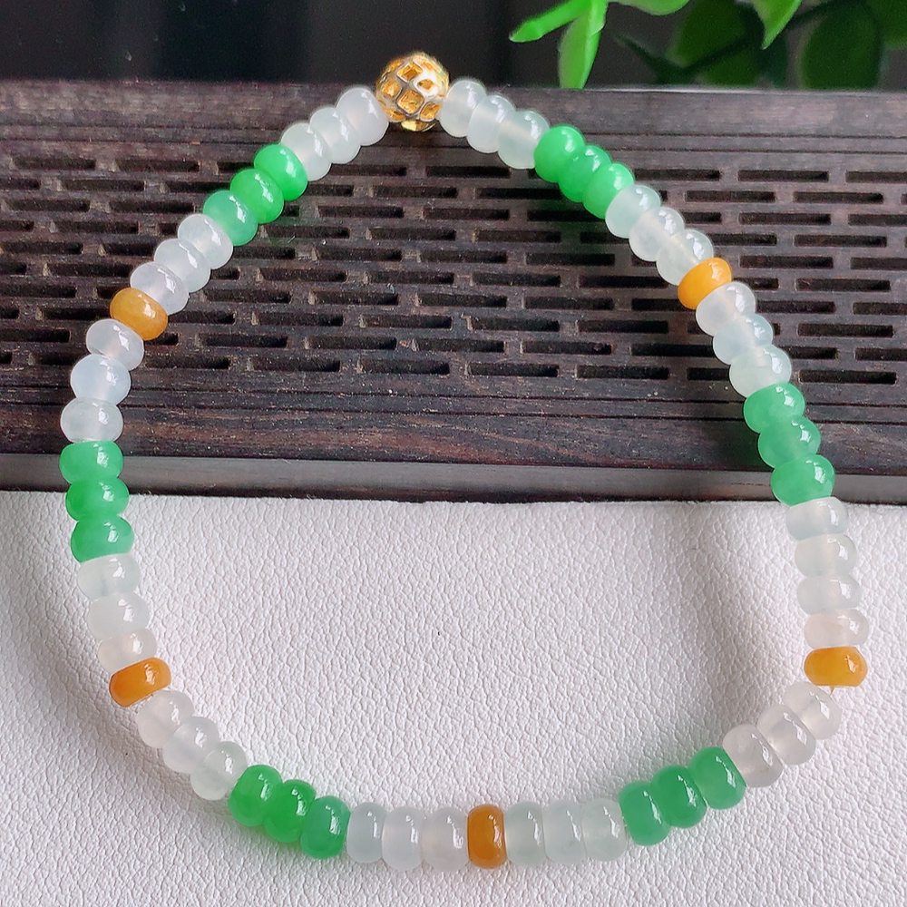 冰润三彩算盘珠翡翠手串  香淡如茶清，似无又若长，妙明清净，值得回味。特色三彩珠子，颜色鲜艳，水润细腻，清秀高雅，佩戴效果优雅迷人，性价比超值！W142.7  尺寸：4.6-3mm   共：60颗