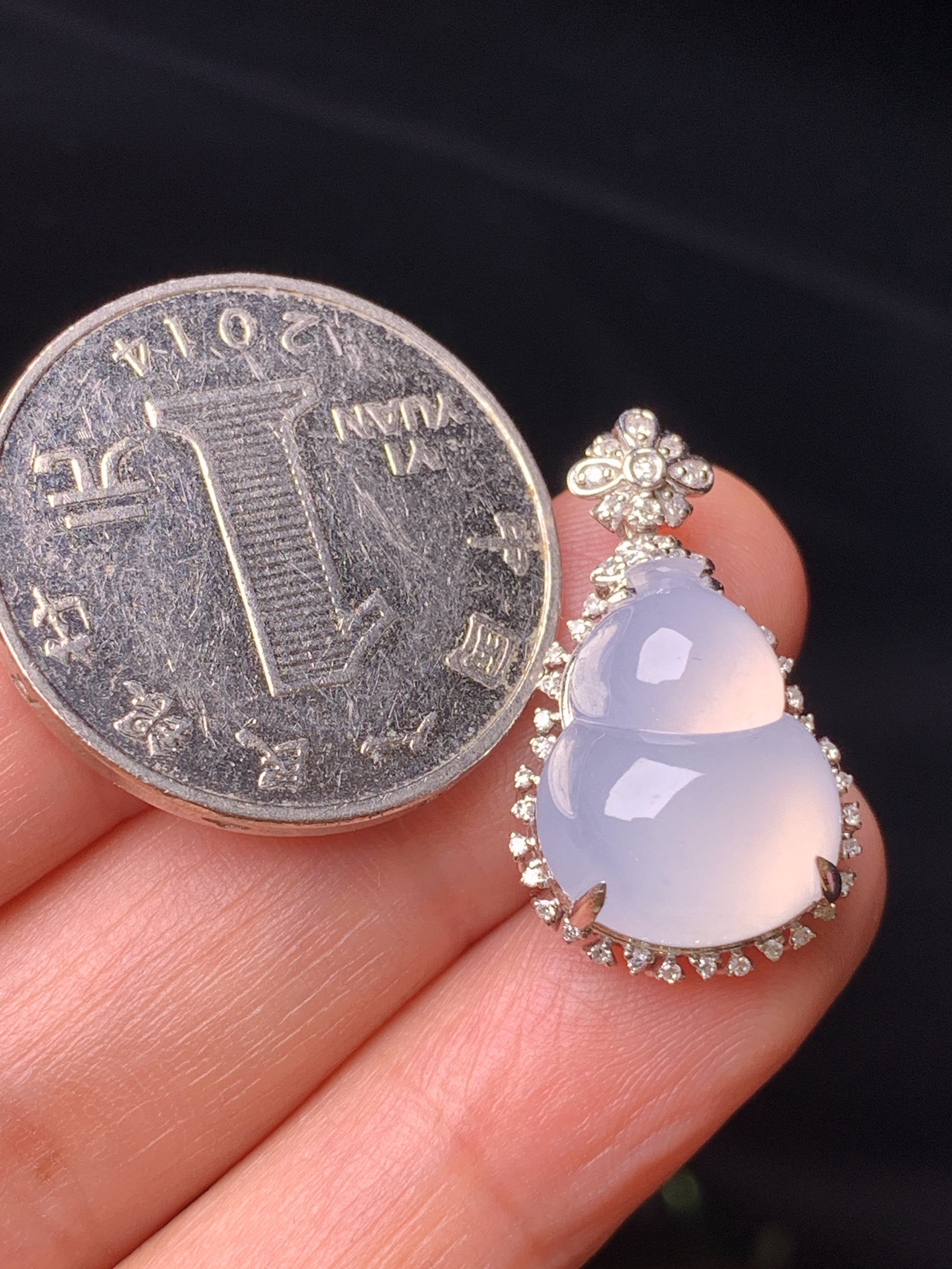 18k金钻镶嵌冰种葫芦吊坠 玉质细腻 色泽艳丽清新 水润亮眼 整体尺寸24.8*14.5*9.3