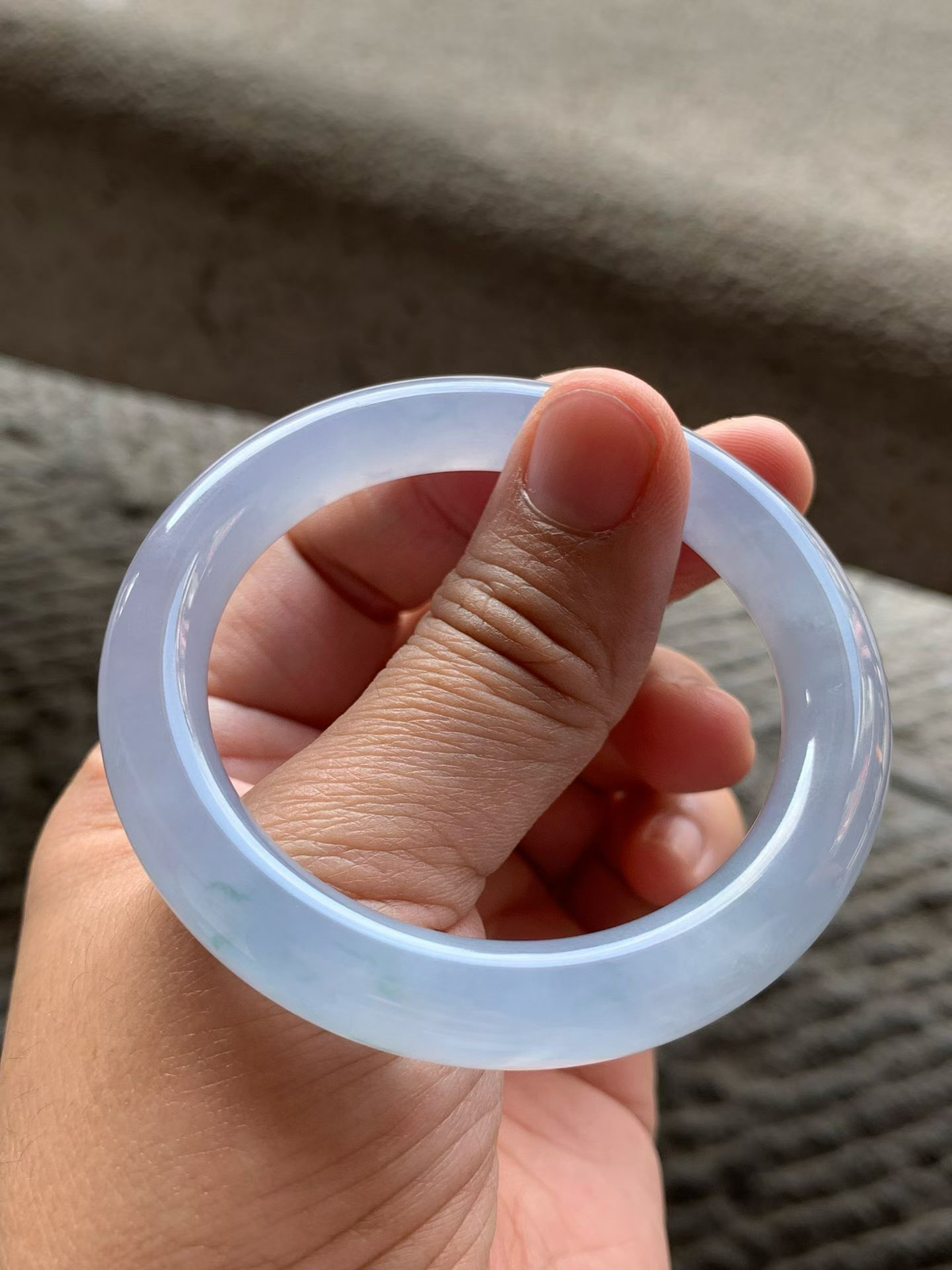 冰种紫罗兰飘花圆条手镯
尺寸51.5*9.8*9  整体冰透莹润质感，底子纯净细腻，胶胶润润的，水足充盈，光感清亮灵动，色泽均匀柔和，上手清透素雅，微细纹！