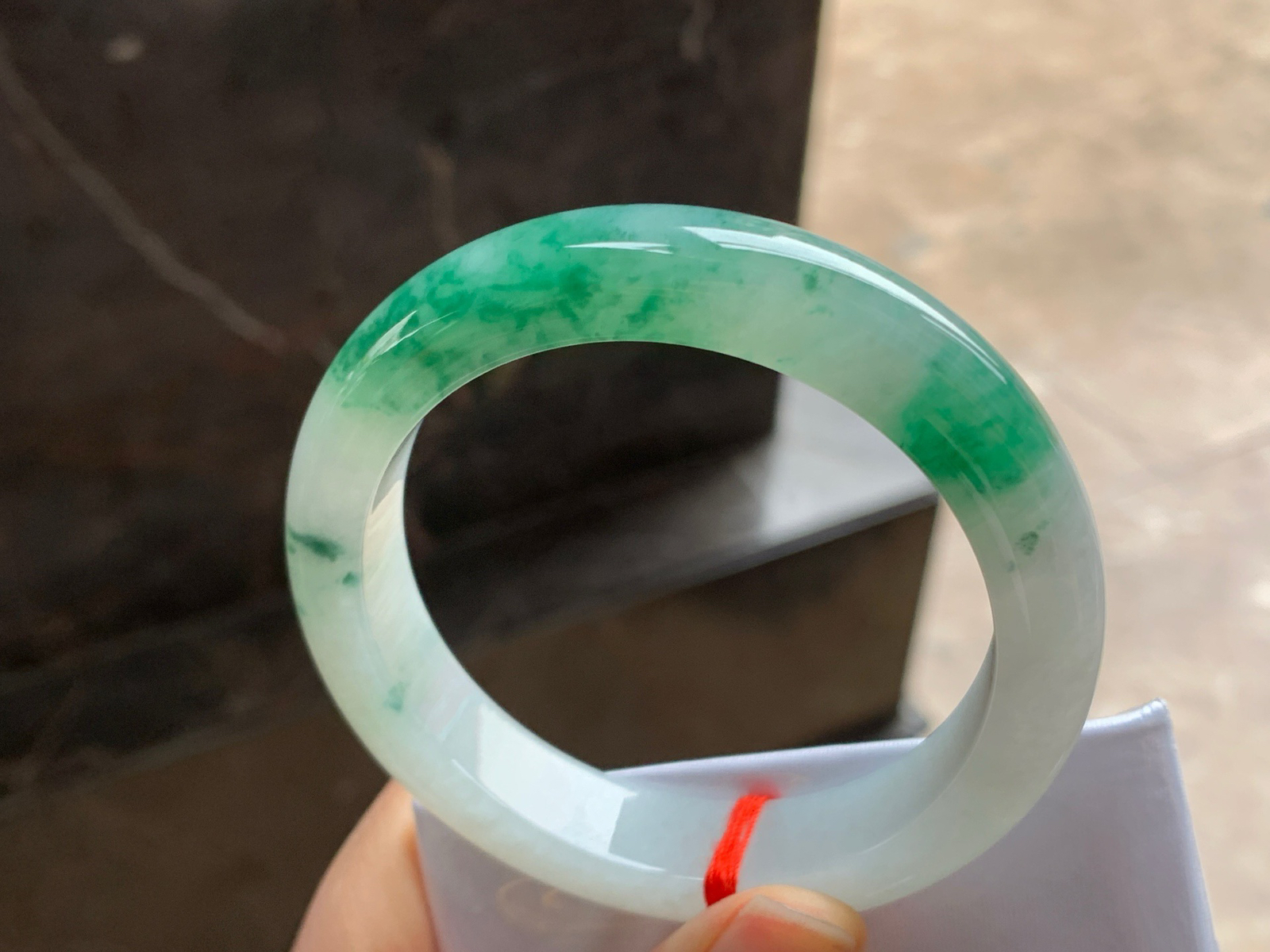 55.5-12.5-8.8

绿花手镯^_^颜色好看 起光 鲜艳