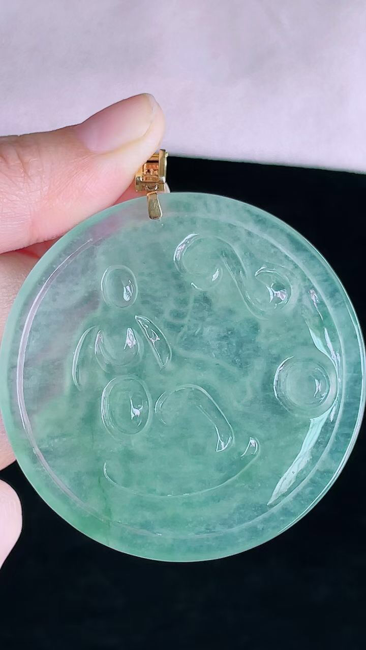 【翡翠名称】18K金扣头高冰晴御龙观音挂件
【翡翠尺寸】裸石55.3/5.5mm
【翡翠描述】宝贝种老水足，玉质细腻，色泽靓丽，性价比高，佩戴效果好！
【其它赠送】权威证书/精美挂绳盒子/支持全国复检