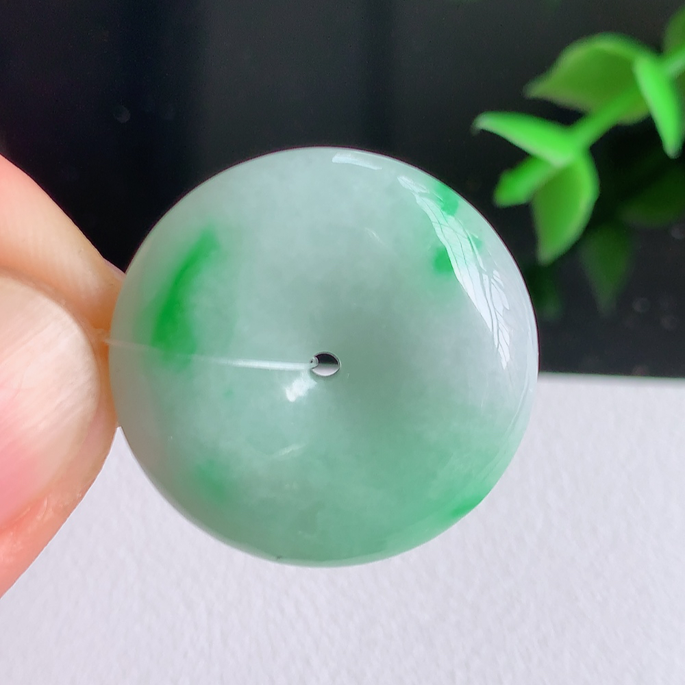 冰润飘绿平安扣吊坠，厚装饱满，冰润剔透，细腻水足，种质润泽，飘花灵动，佩戴优雅大气，W49.7   尺寸：23.8-5.8mm