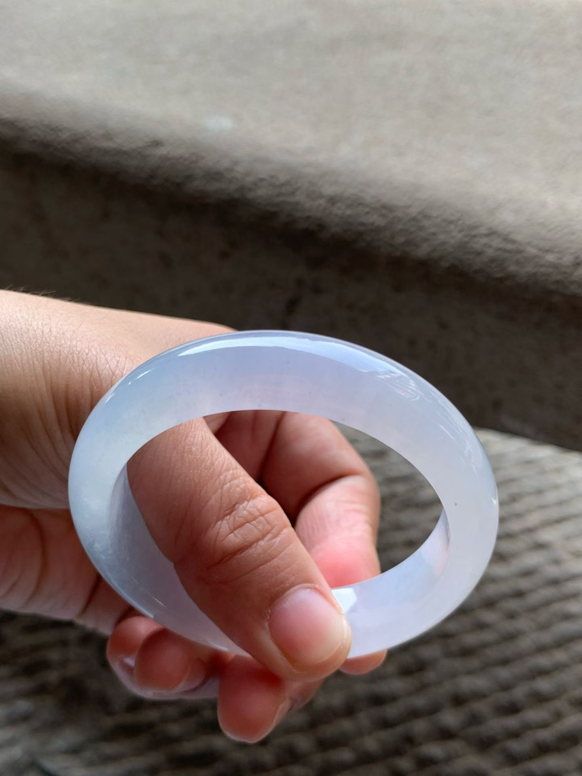 冰紫正圈手镯
尺寸54*14*8 质地通透冰凝，胶润无比，镯身饱满厚实，紫调清新雅致，宛如将一抹淡紫烟霞凝于腕间！