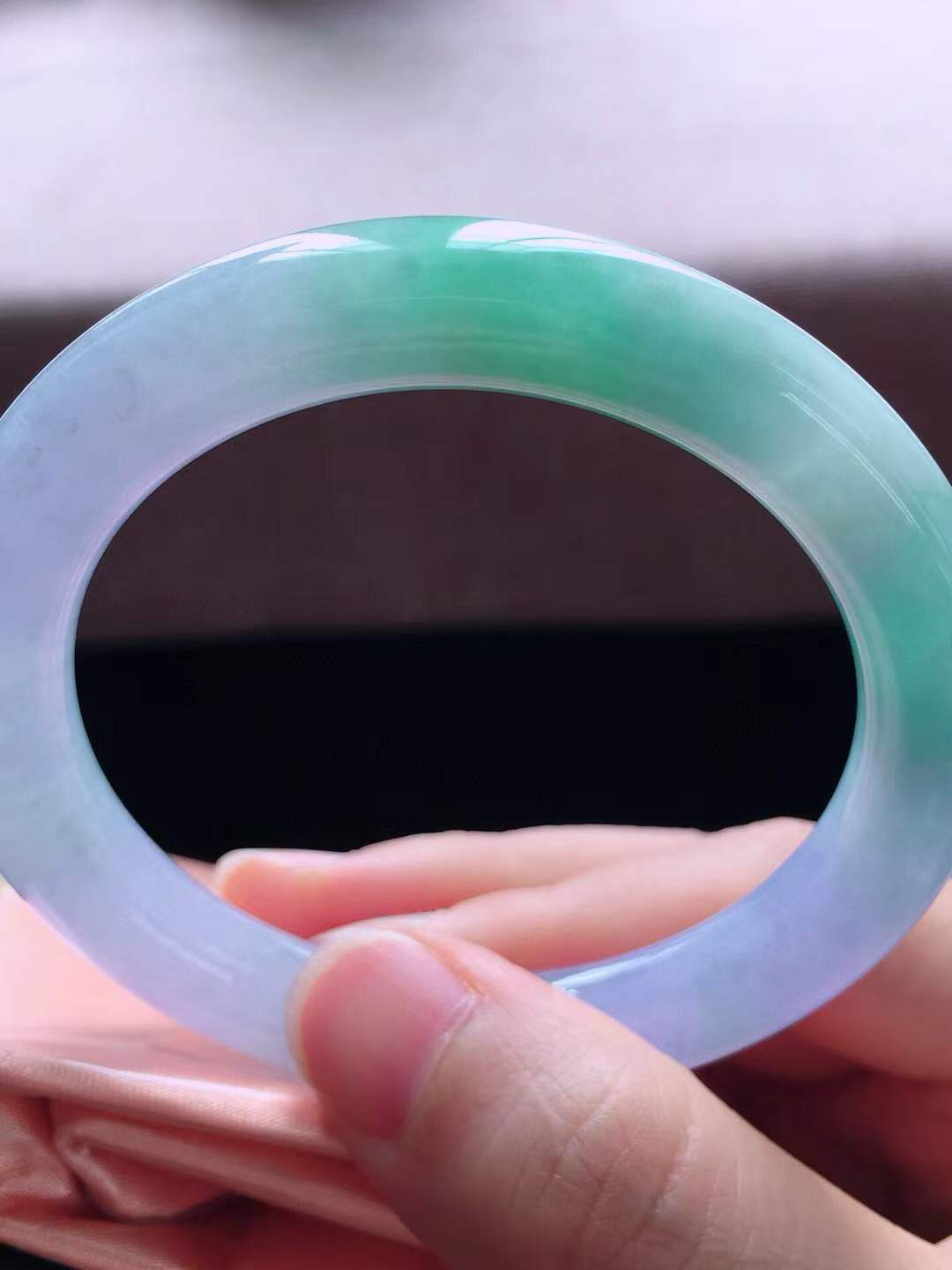 【翡翠名称】老种冰春彩52圈口圆条手镯
【翡翠尺寸】52*9.3*9mm适合51-53正圈口佩戴
【翡翠描述】宝贝种老水足，玉质细腻，色泽靓丽，性价比高，佩戴效果好！
【其它赠送】权威证书/精美挂绳盒子/支持全国复检