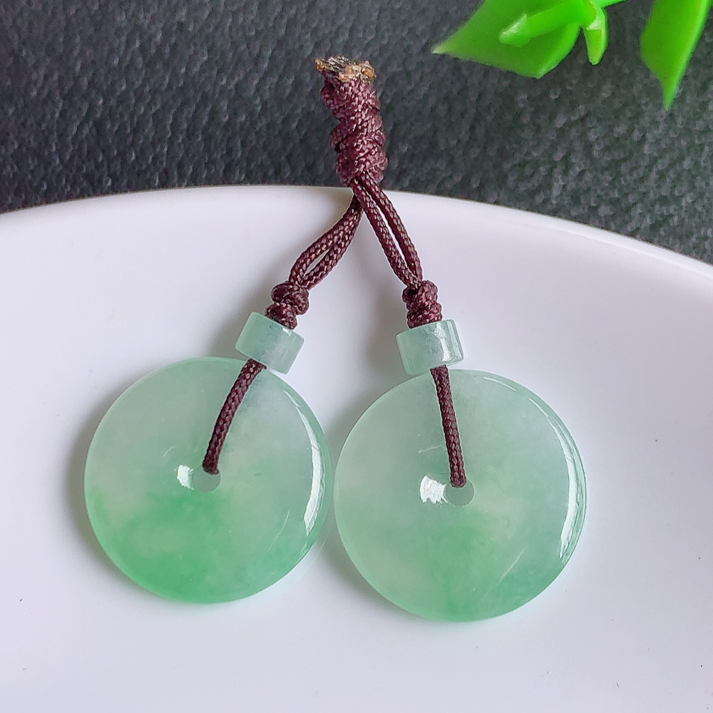 冰润平安扣吊坠，厚装饱满，冰润剔透，细腻水足，种质润泽，飘花灵动，佩戴优雅大气，W141.7   取