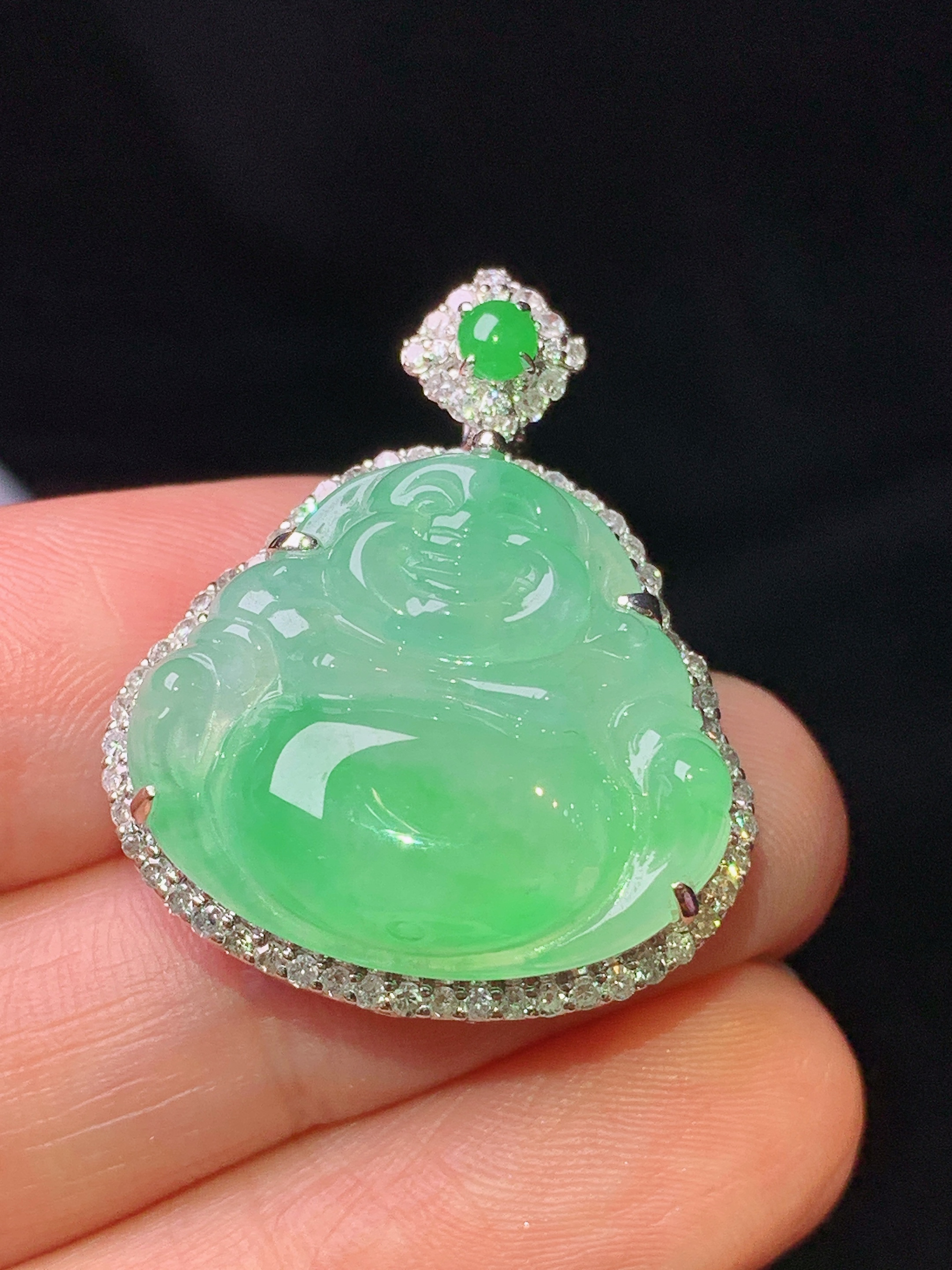 18k金钻镶嵌翠绿佛公吊坠 玉质细腻 色泽艳丽清新 水润亮眼 整体尺寸28.8*24*10.2