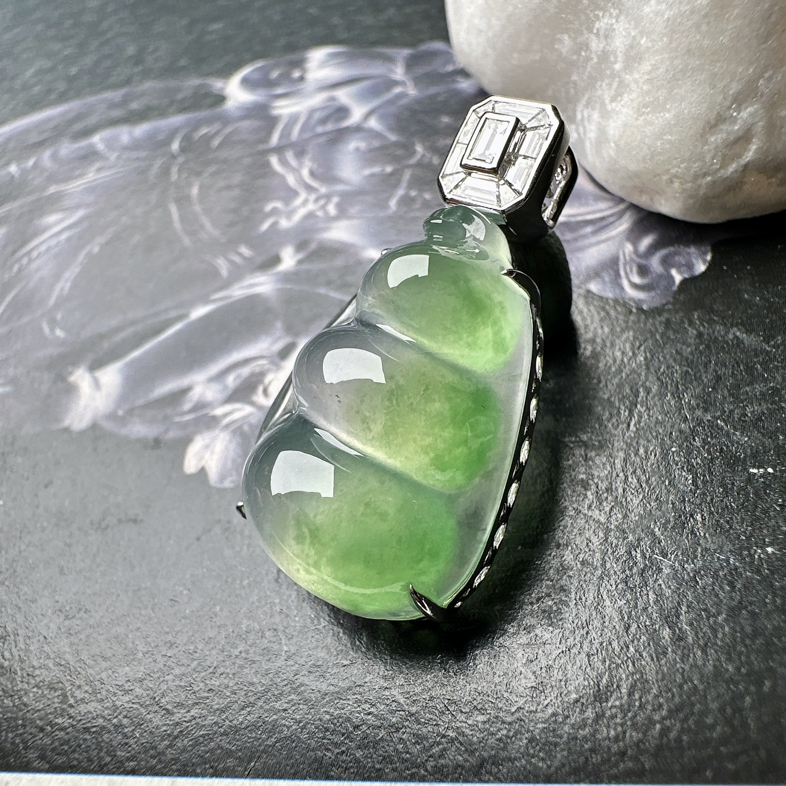 【冰种飘绿福豆吊坠】种地上乘，冰感十足，通透起光，饱满圆润，18k金钻镶嵌，裸石尺寸21.7*15.1*7.6毫米