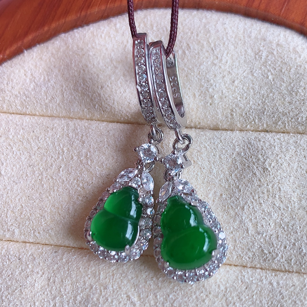 冰透满绿翡翠925银镶葫芦耳坠，自然光实拍，翠色灵动，颜色漂亮，种老水足，品相佳，佩戴佳品！W481.7 取一整体尺寸：30-8.8-5.5mm  裸石尺寸：8.2-6mm