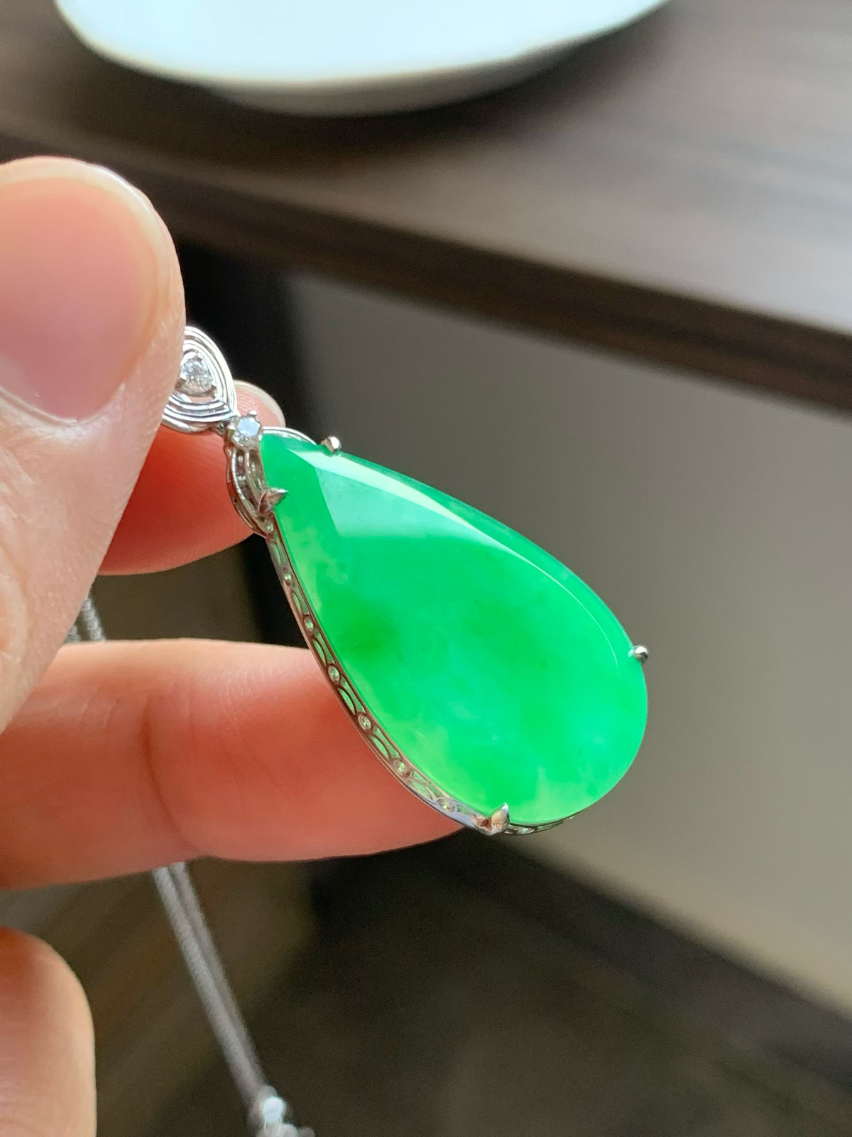 满绿水滴吊坠
裸石30.2*18.5*2.5 整体39.2*18.5*6.2
18k金钻石镶嵌