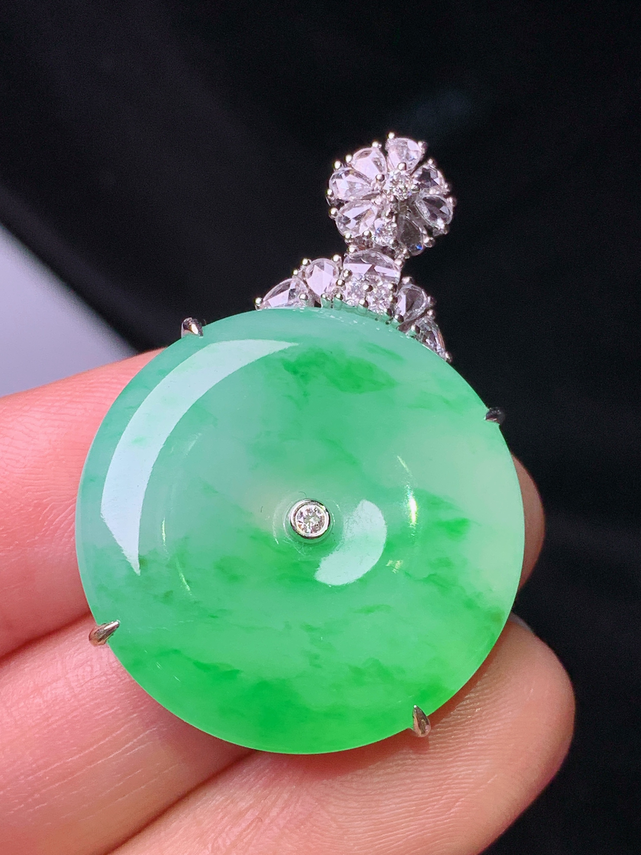 18k金钻镶嵌翠绿平安扣吊坠 玉质细腻 色泽艳丽清新 水润亮眼 整体尺寸37.8*26.2*6.5