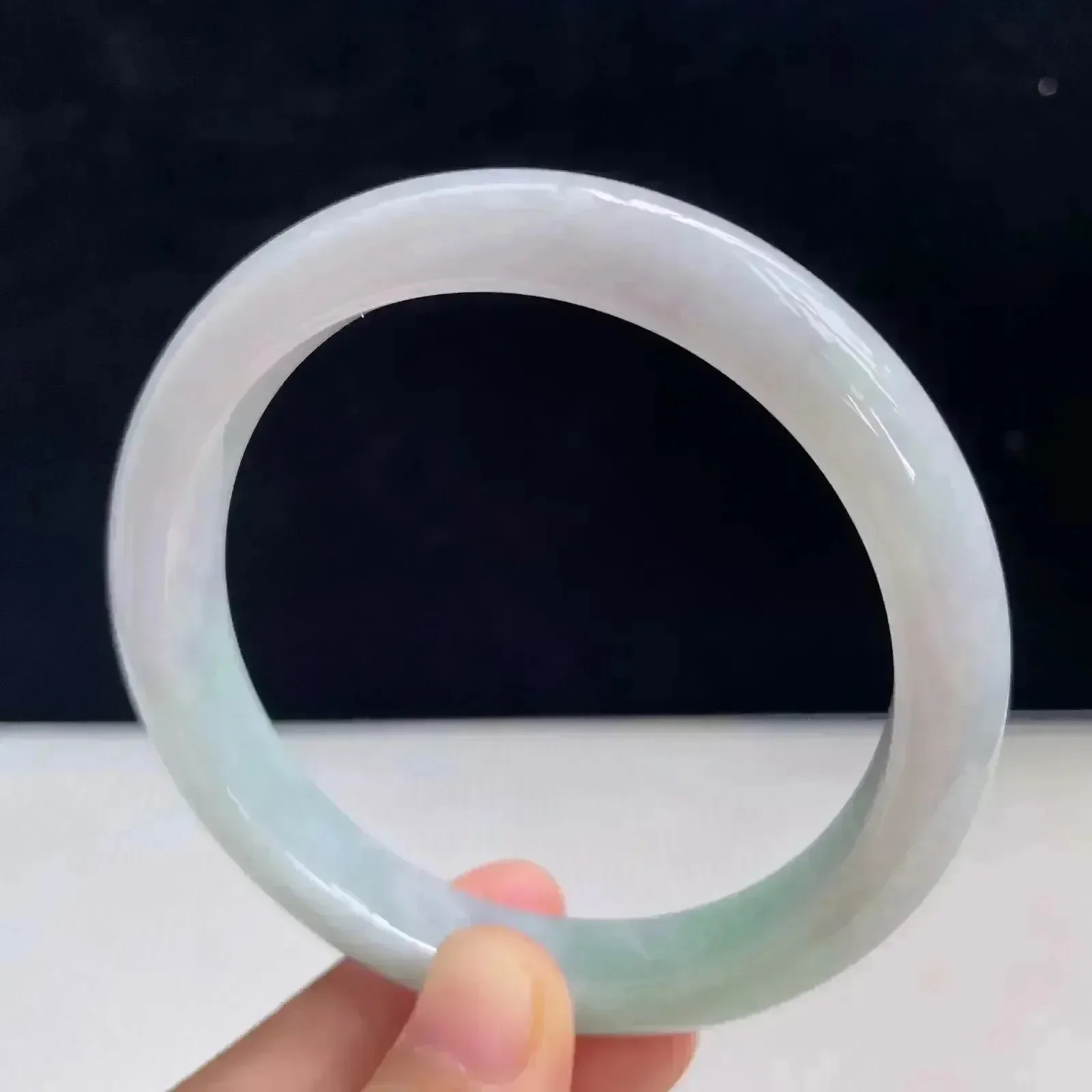 自然光拍摄天然翡翠A货飘绿好种水58mm正圈手镯 45.16克