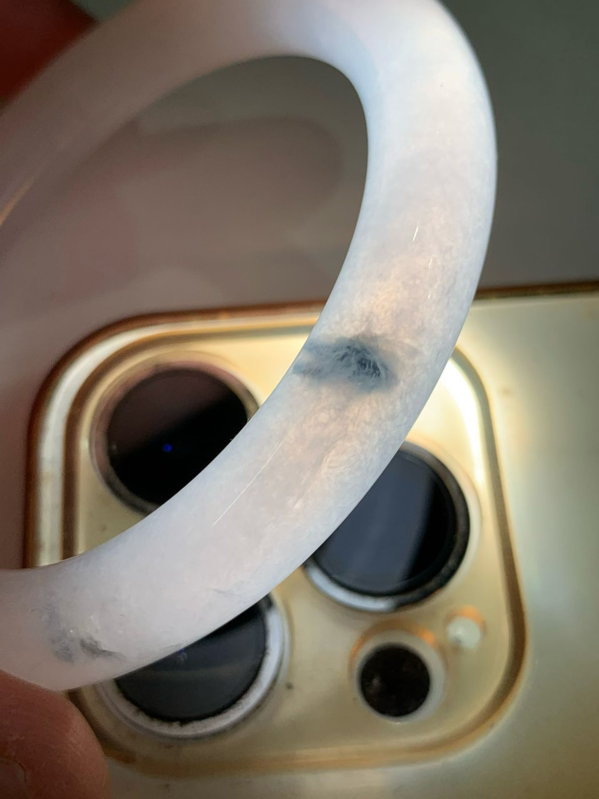 飘花圆条手镯
尺寸50*9*8.8 底子洁白通透，质地细腻，胶润水足，几抹花色灵动，整体清新素雅，轻微细纹！