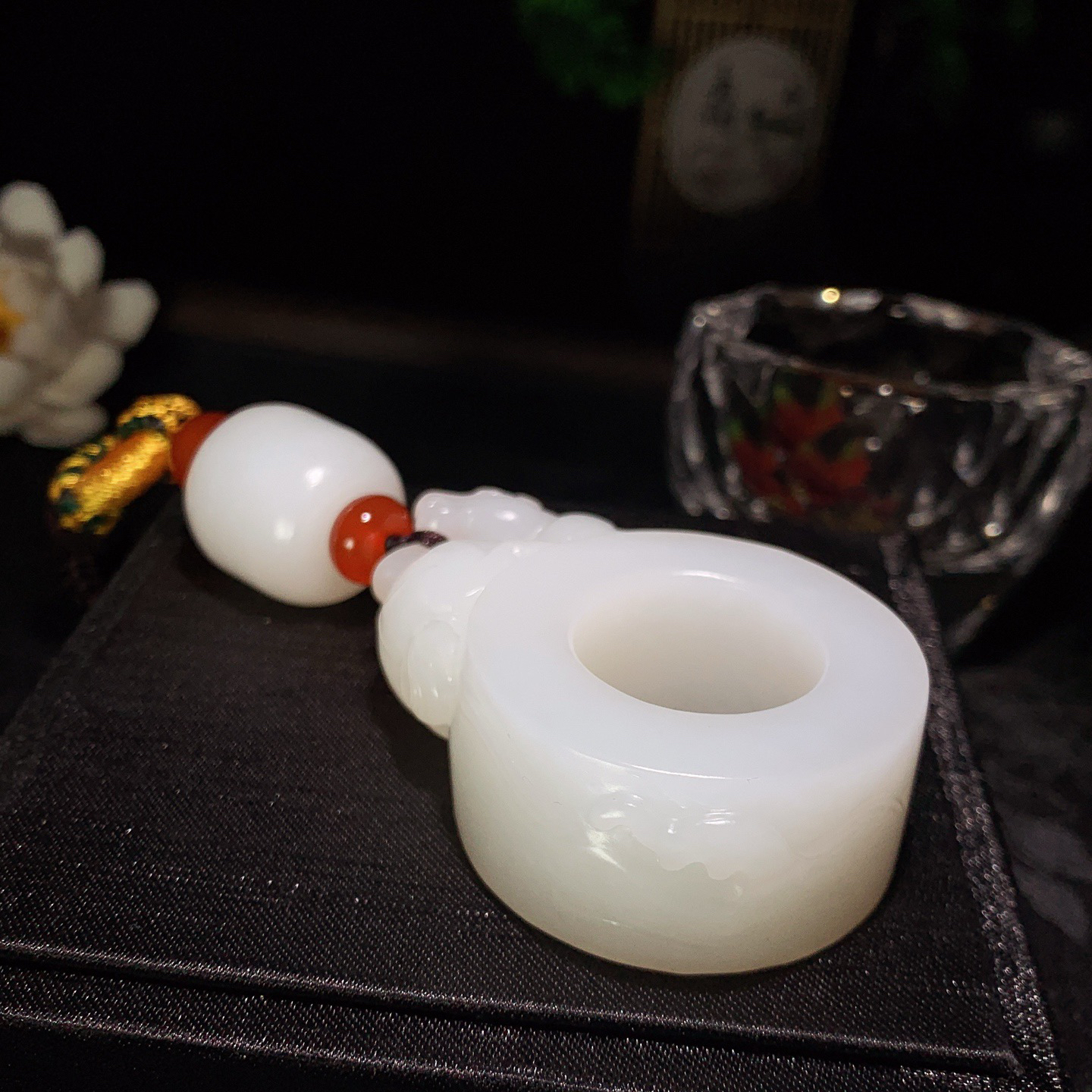 新疆和田玉羊脂白马到成功扳指把件 内径23尺寸61/41/20重101.8克 玉质细腻油润 底色纯净 脂粉好，品质好。lt260306