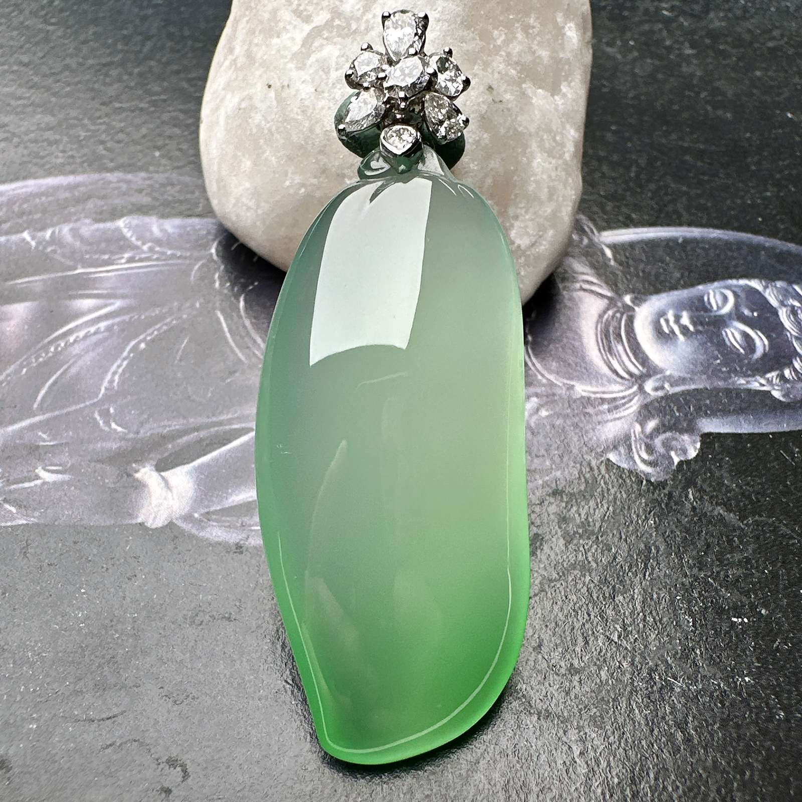 【冰种飘绿福瓜吊坠】种水上乘，晶莹剔透，纯净通透，18k金钻精美镶嵌，裸石尺寸42.8*18.7*9