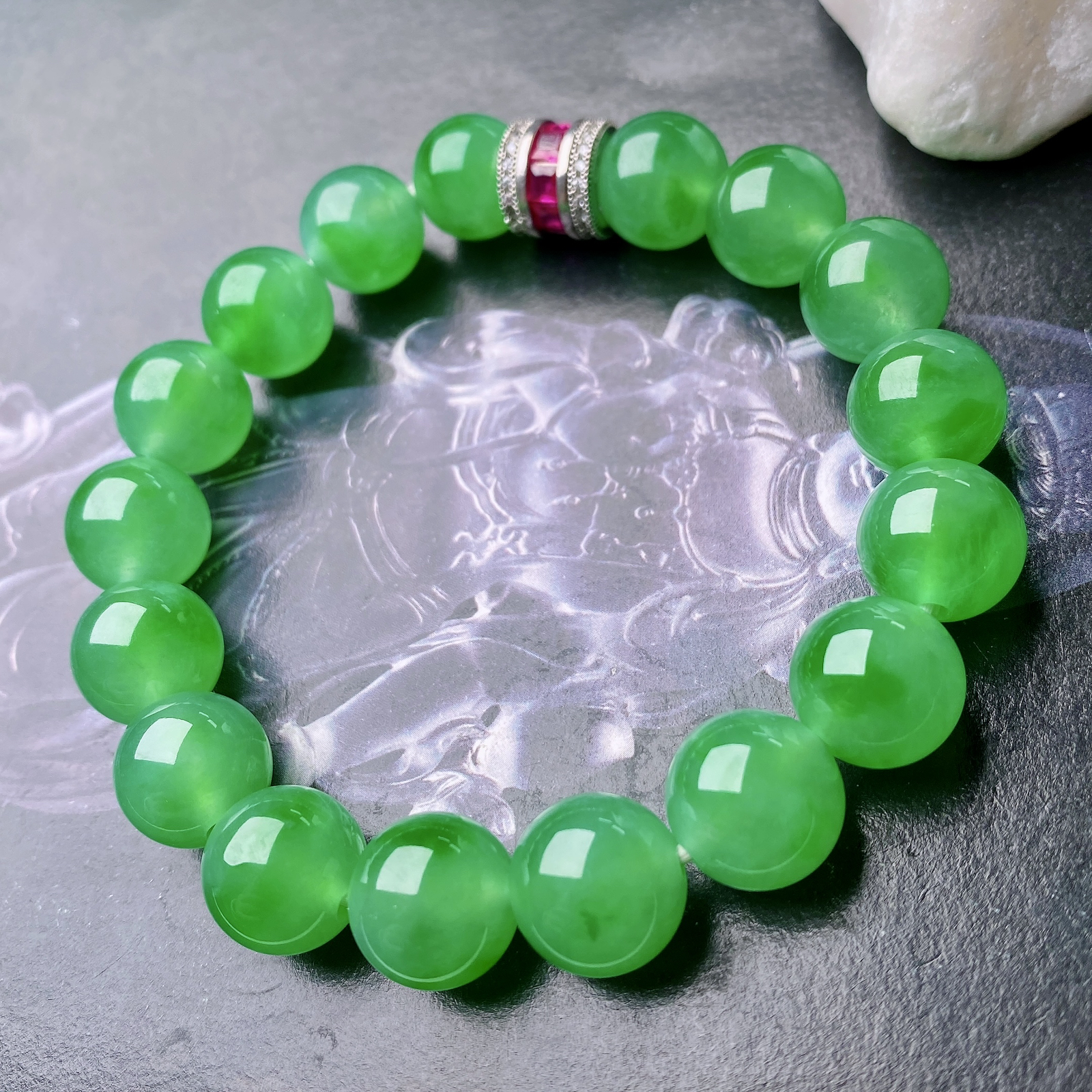 【冰种满绿圆珠手串】冰感十足，通透闪亮，颜色很艳丽，收藏品质，推荐入手。直径11.2-12之间