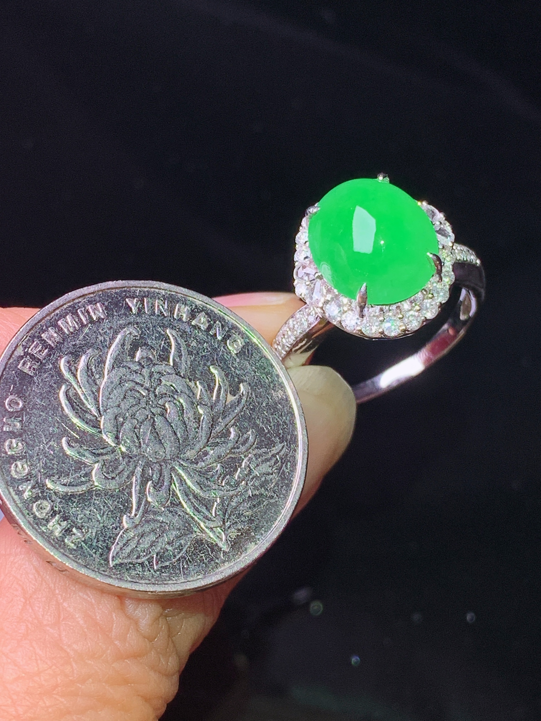 18k金钻镶嵌翠绿蛋面戒指 玉质细腻 色泽艳丽清新 水润亮眼 圈口14 整体尺寸13.8*13.2*11