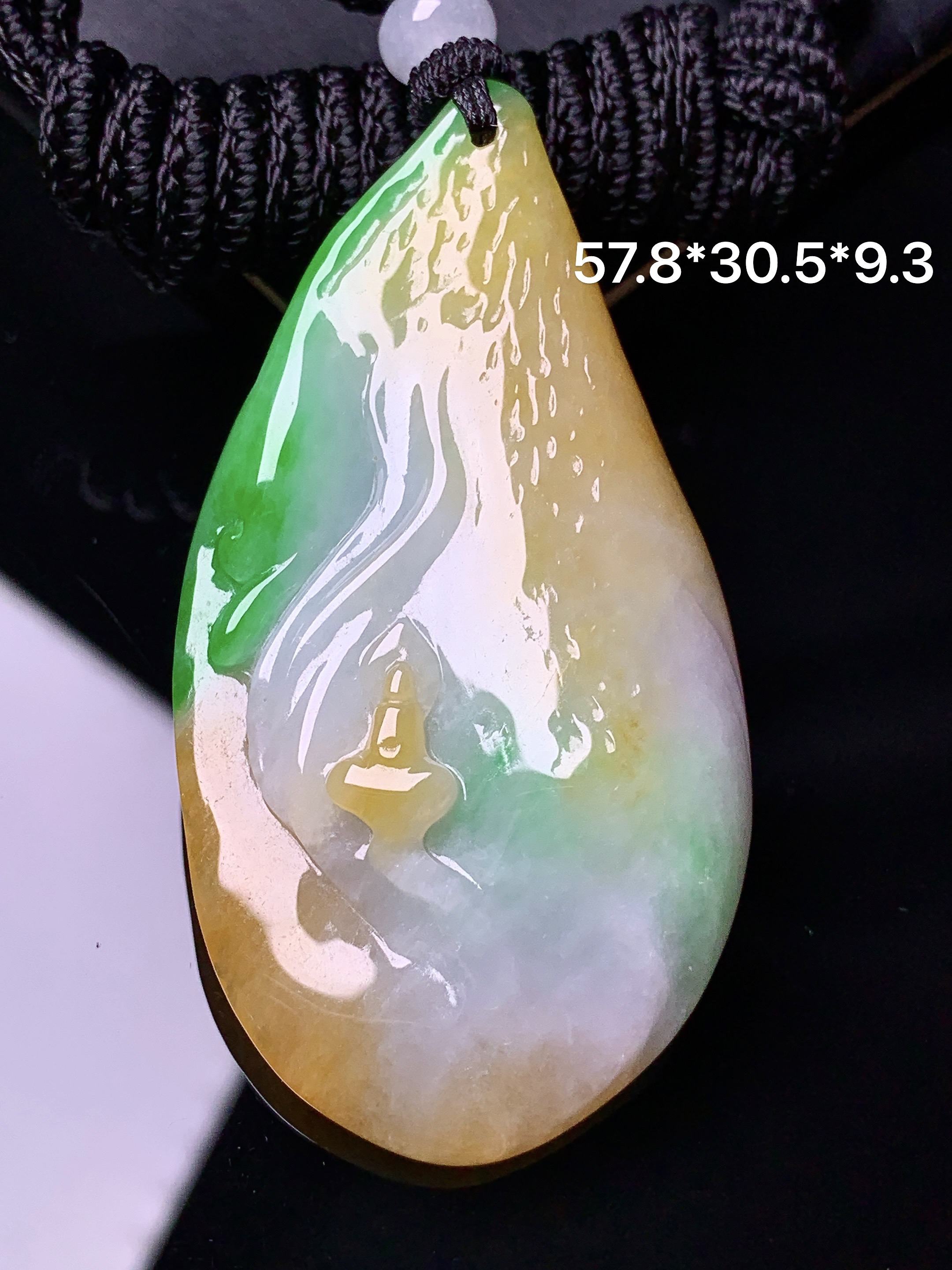 飘黄绿翡悟道吊坠 玉质细腻 色泽艳丽清新 水润亮眼 整体尺寸57.8*30.5*9.3