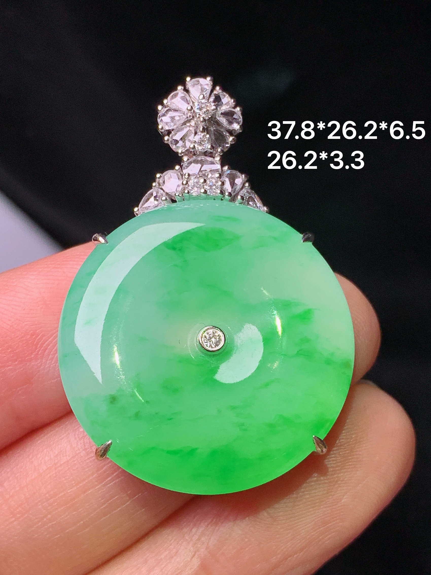 18k金钻镶嵌翠绿平安扣吊坠 玉质细腻 色泽艳丽清新 水润亮眼 整体尺寸37.8*26.2*6.5