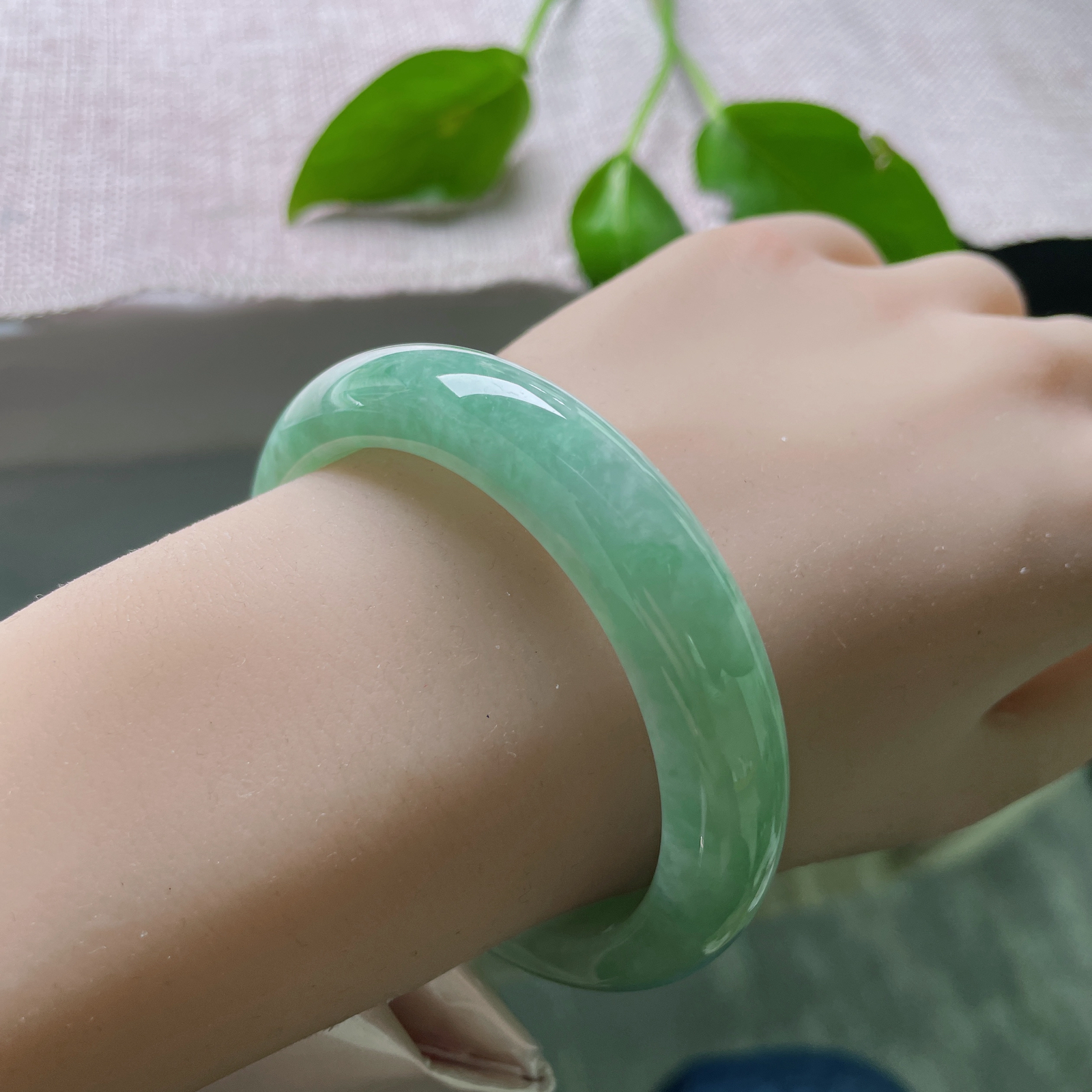 尺寸：54.9/12.6/8.3绿底正圈，水润细腻，清雅高级，侧纹～