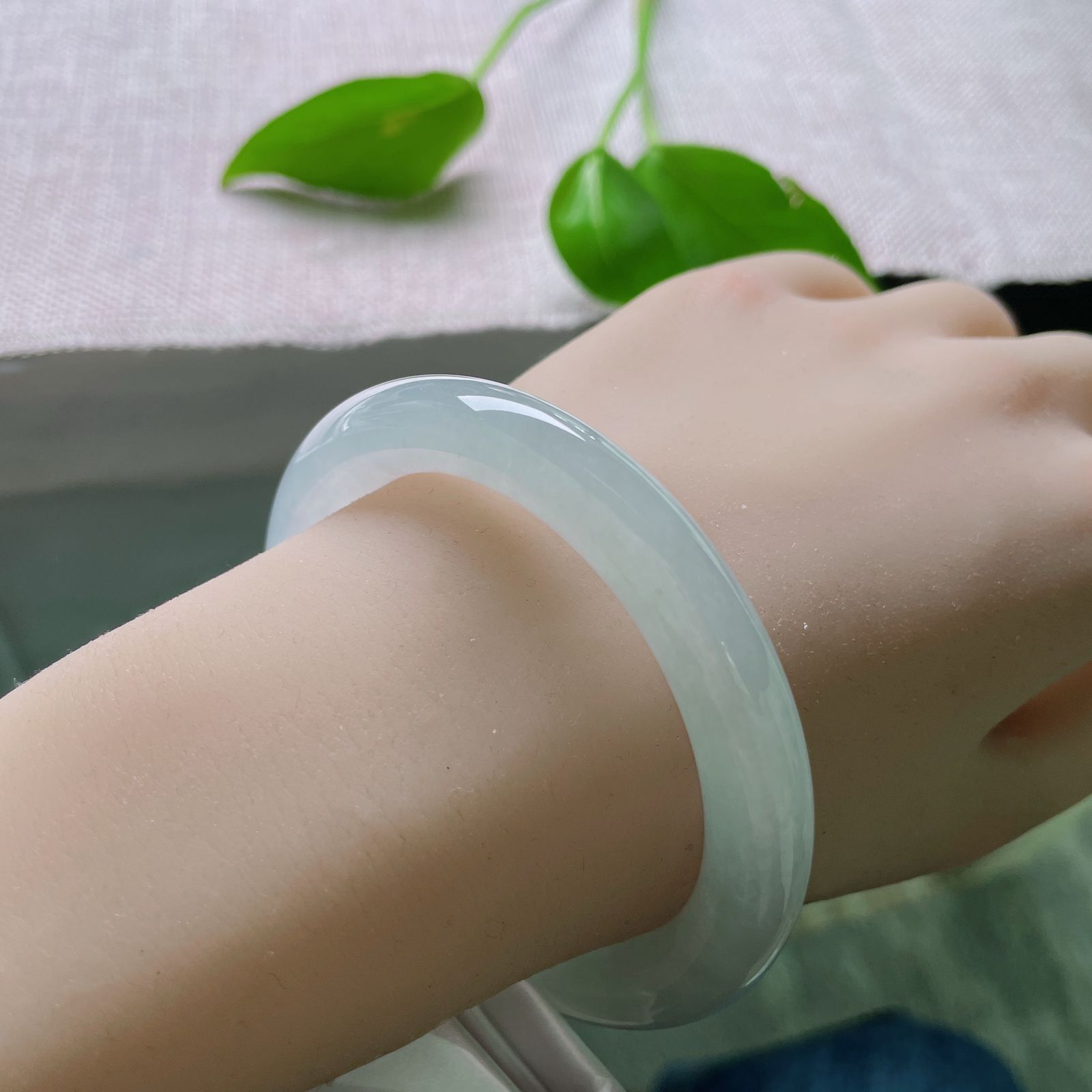 55.7/9.6白冰圆条，冰润细腻，种老水足，冰青玉洁，婉间风情，完美