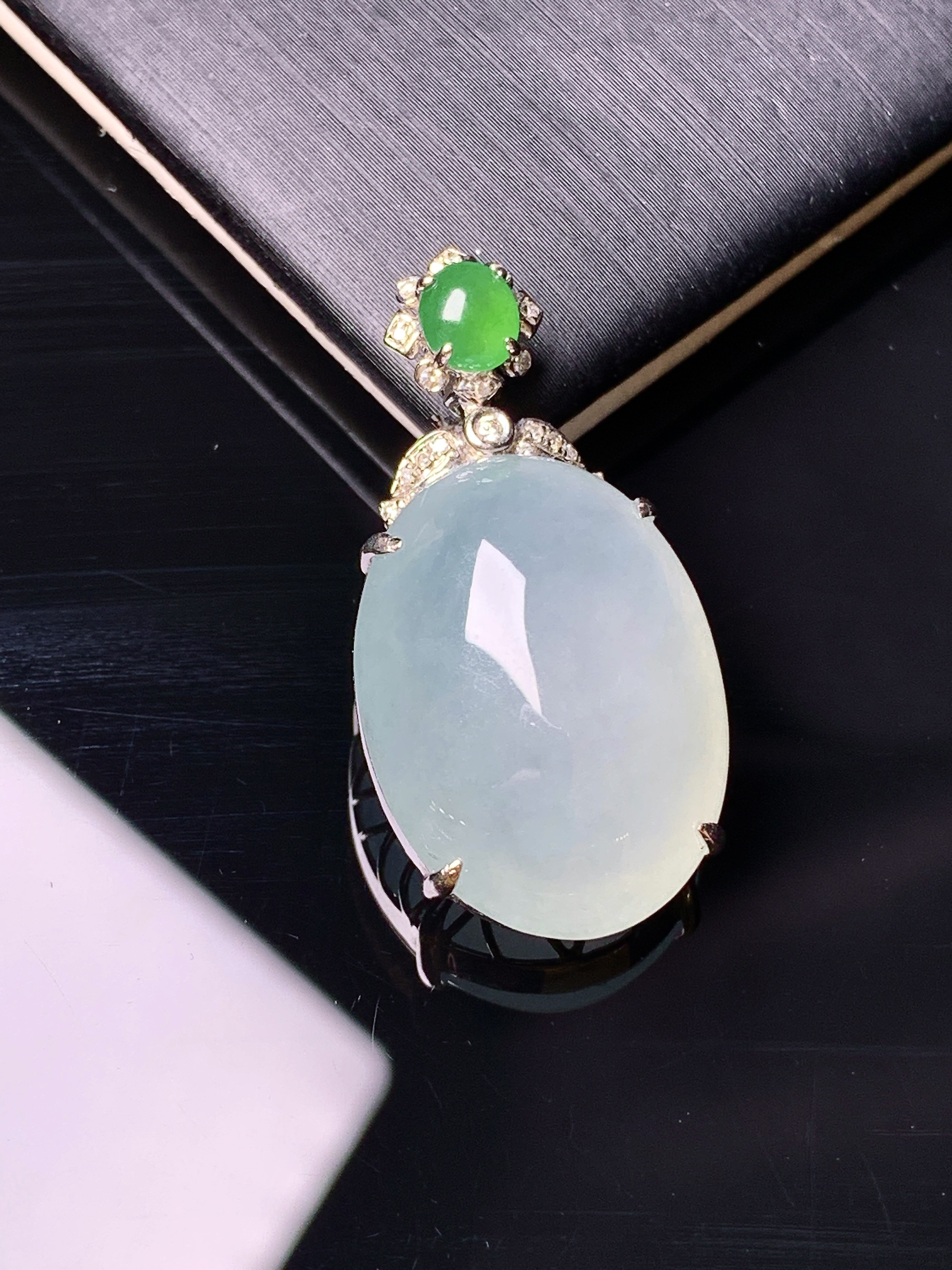 18k金钻镶嵌冰种蛋面吊坠 玉质细腻 色泽艳丽清新 水润亮眼 整体尺寸31*15.8*9.2