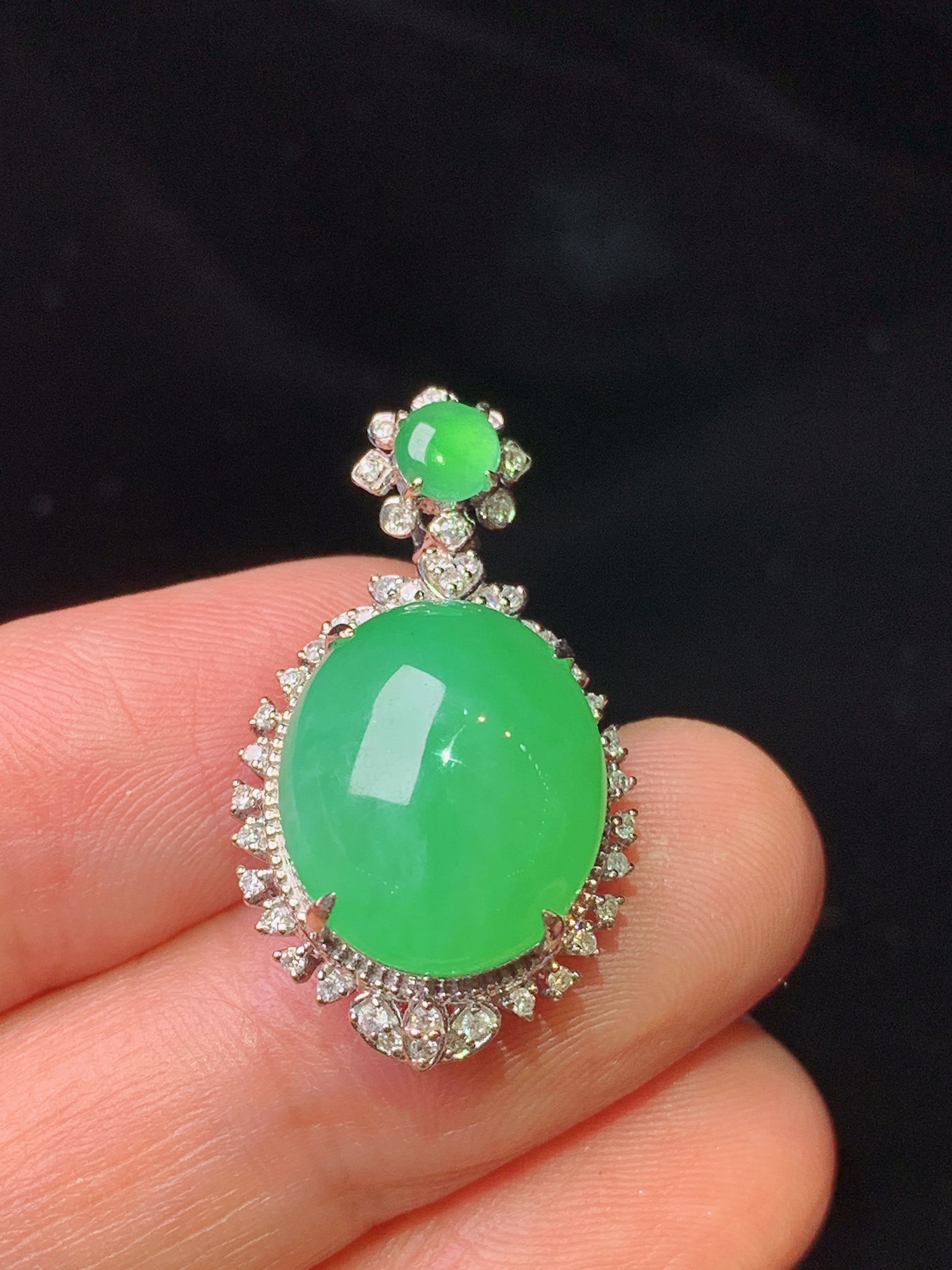 18k金钻镶嵌翠绿蛋面吊坠 玉质细腻 色泽艳丽清新 水润亮眼 整体尺寸28*15.8*11.3