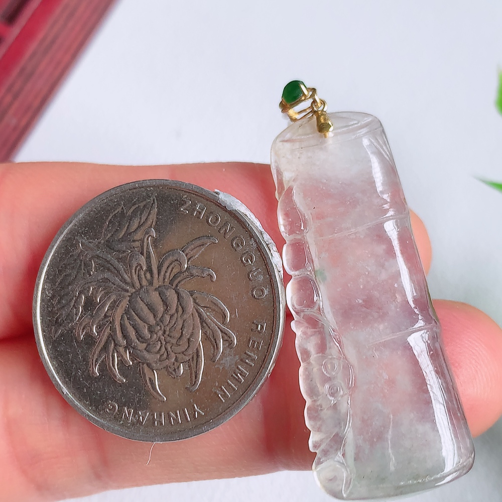 18k金扣高冰竹节翡翠吊坠，寓意“节节高升，官运亨通，前程似锦”竹节比喻美好品德，君子比德于玉，清秀高雅  W49.7  尺寸：37-15.2-3.8mm