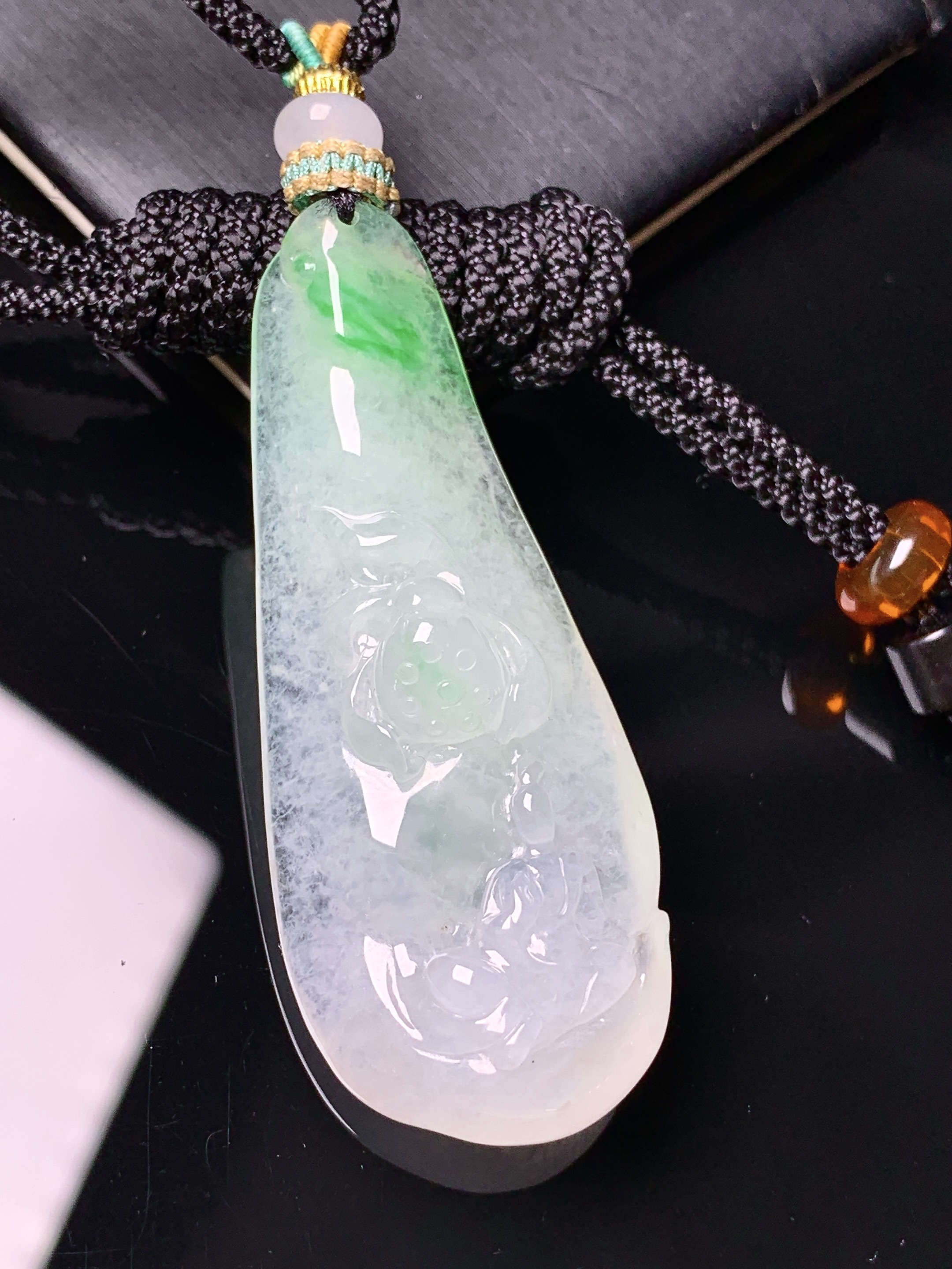 飘绿莲蓬无相观音吊坠 玉质细腻 色泽艳丽清新 水润亮眼 整体尺寸53*21*9.8