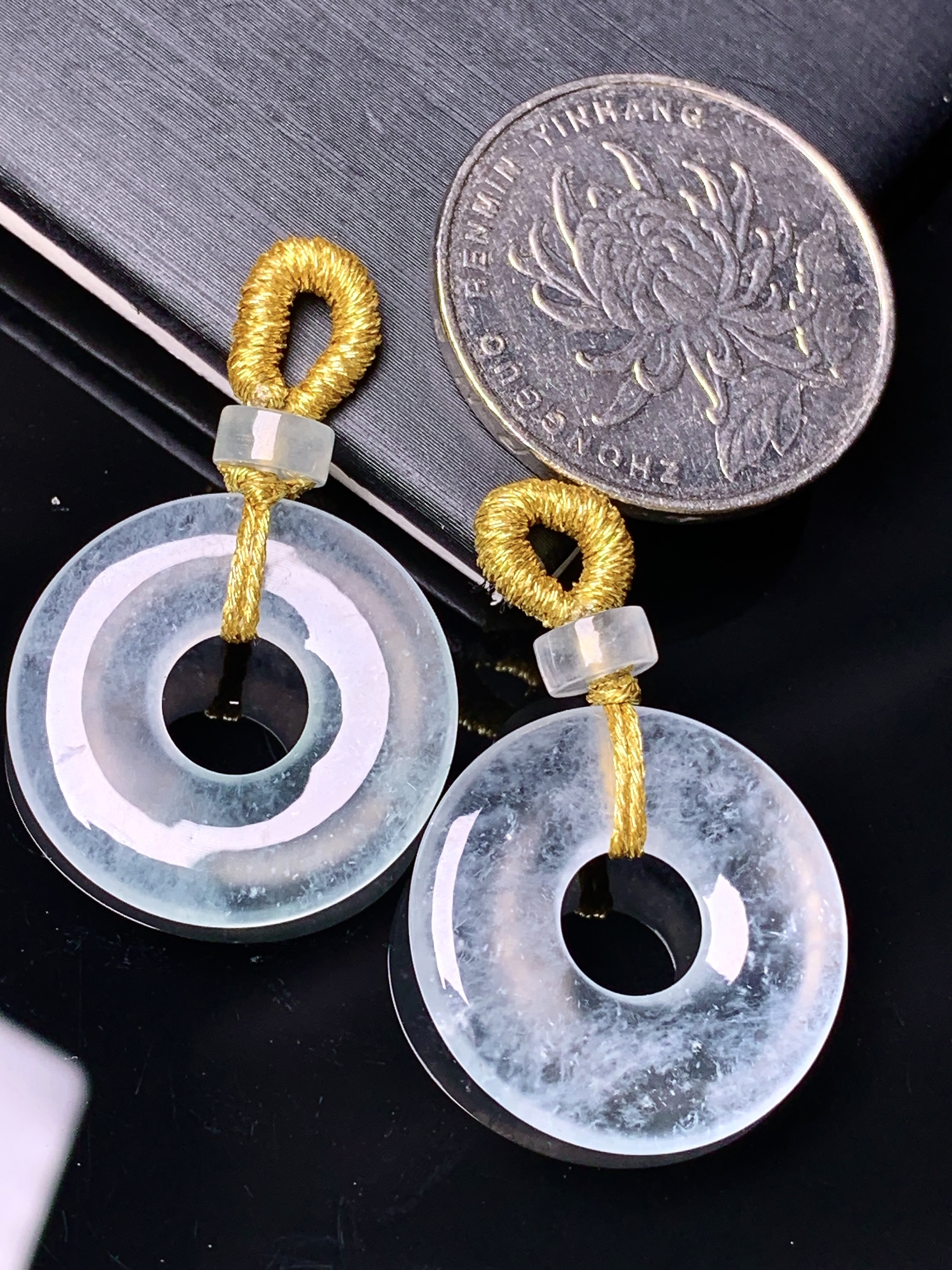 冰种平安扣一对 玉质细腻 色泽艳丽清新 水润亮眼 整体尺寸21.5*2.6