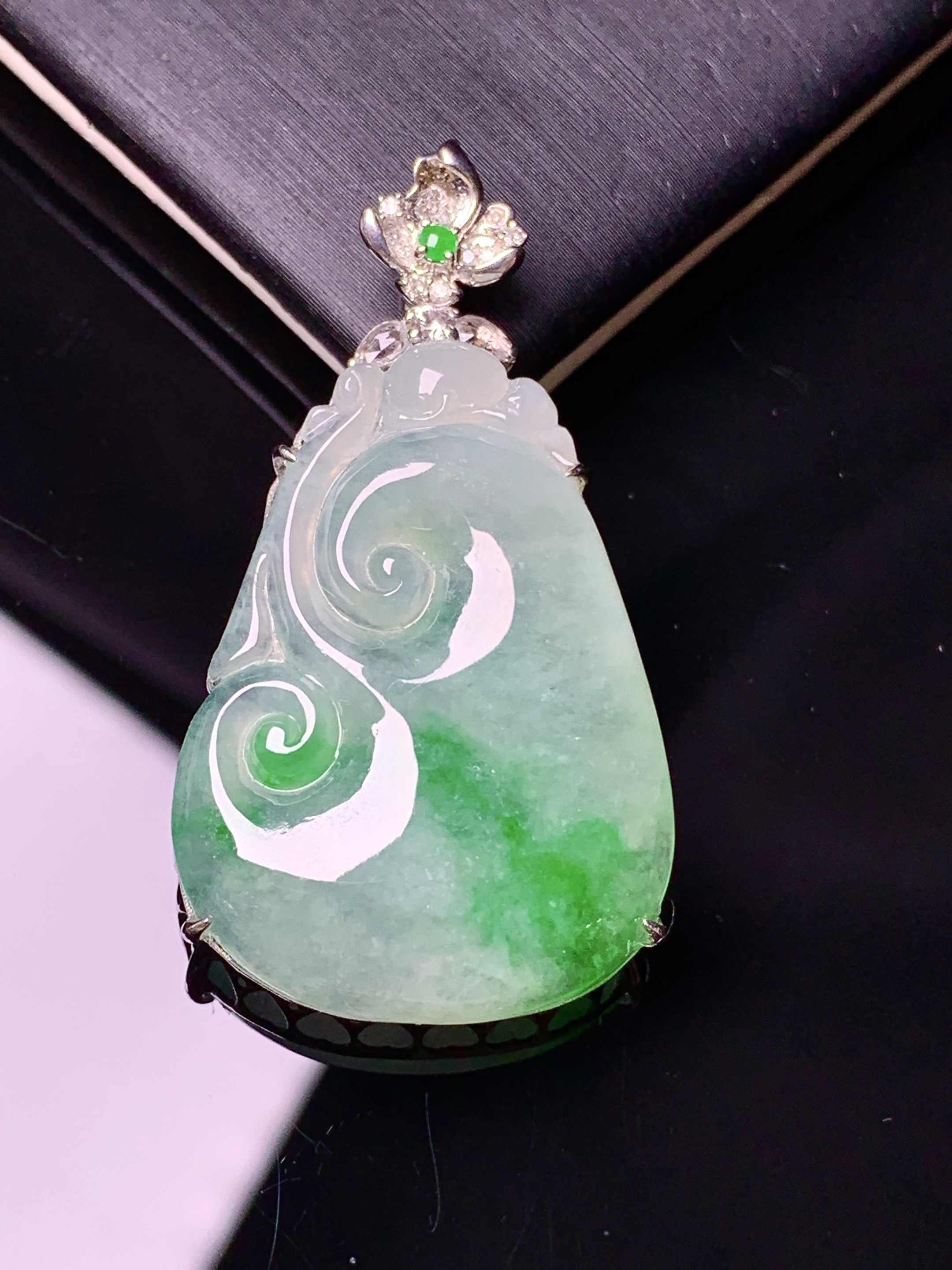 18k金钻镶嵌飘绿如意吊坠 玉质细腻 色泽艳丽清新 水润亮眼 整体尺寸40.8*22.5*6.5