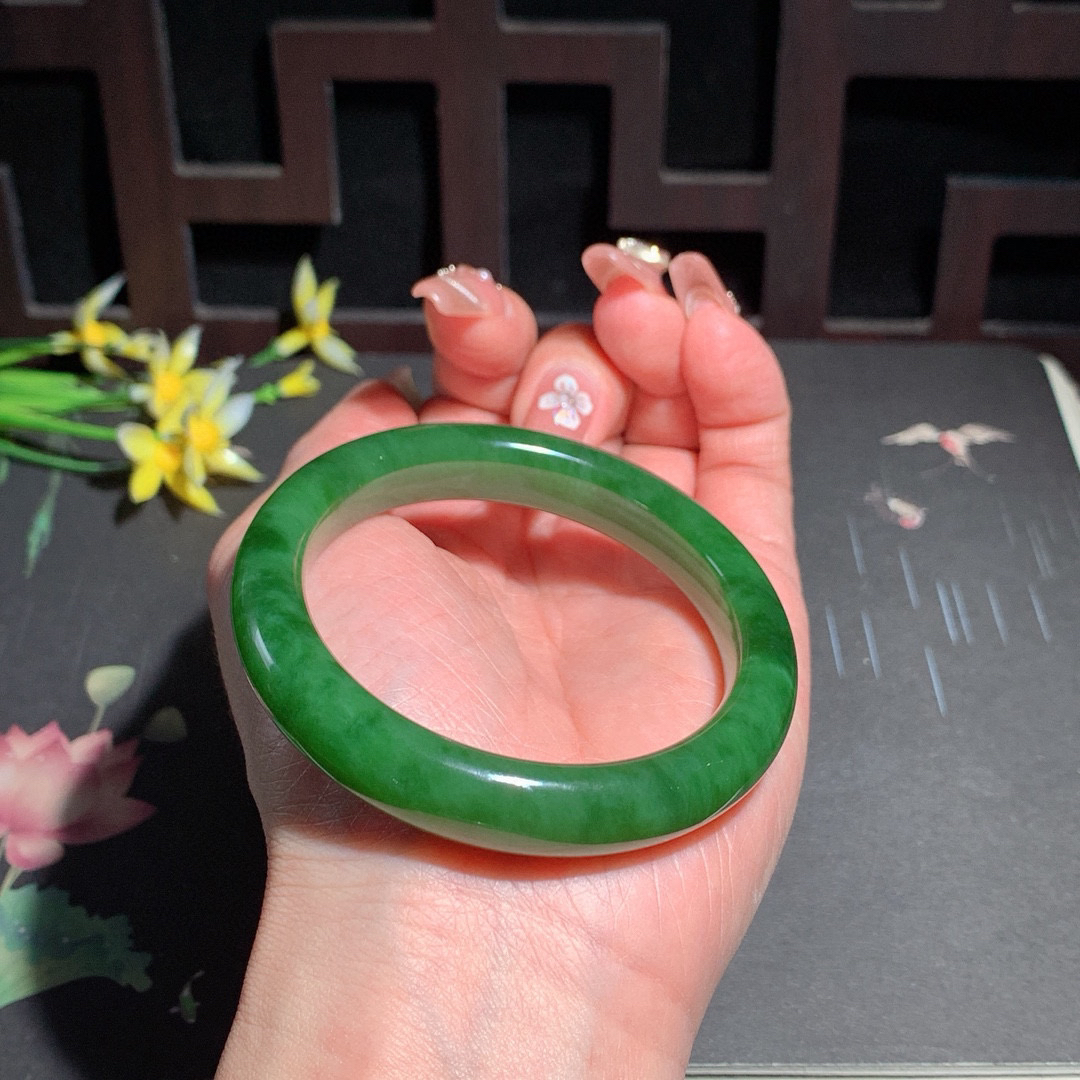 珍藏品，和田玉54圈口阳绿色猫眼碧玉手镯，玉质细腻油润 底色纯净 无裂无杂 脂粉好，品质高。