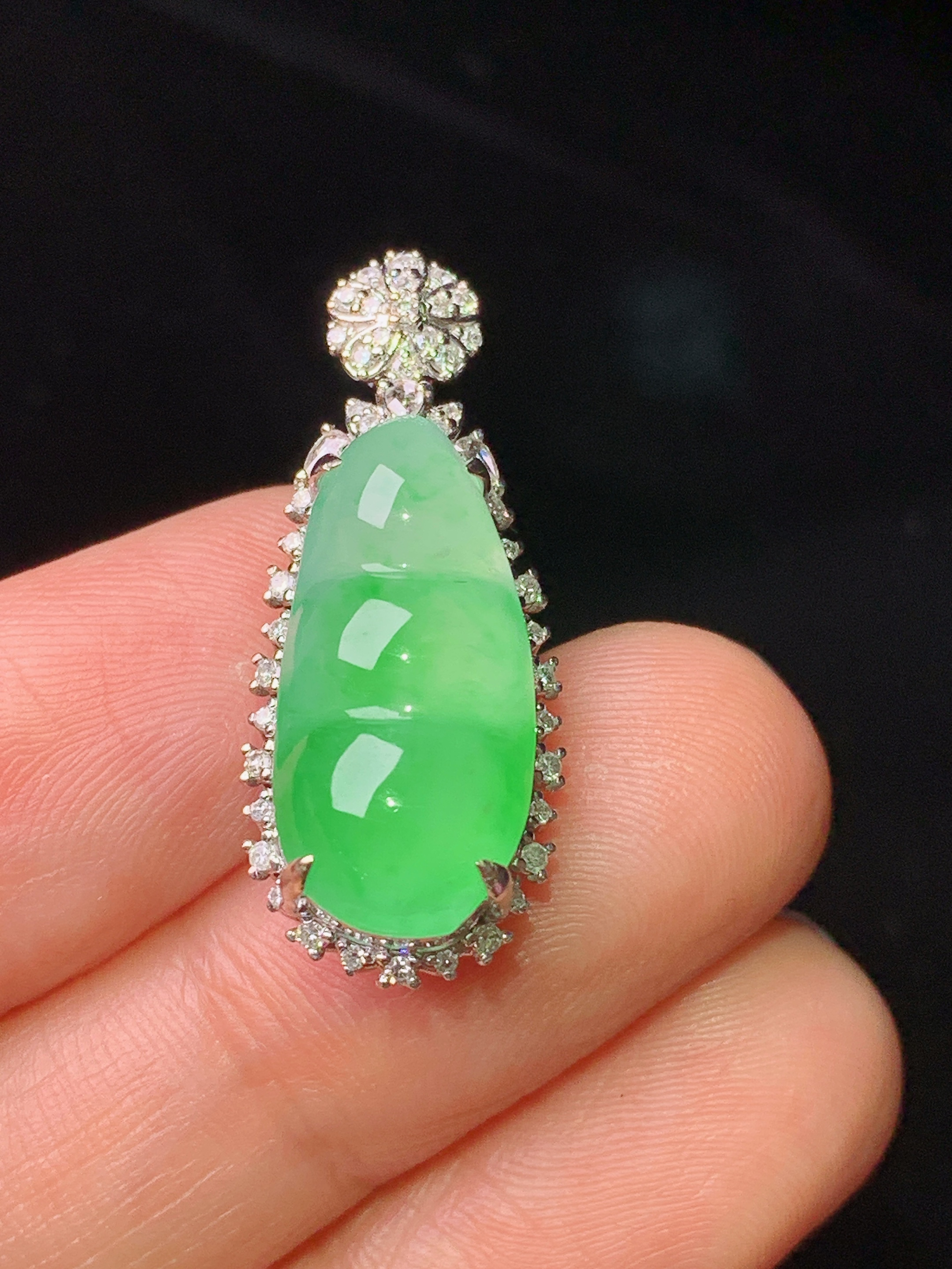 18k金钻镶嵌翠绿四季豆吊坠 玉质细腻 色泽艳丽清新 水润亮眼 整体尺寸28*11.5*9