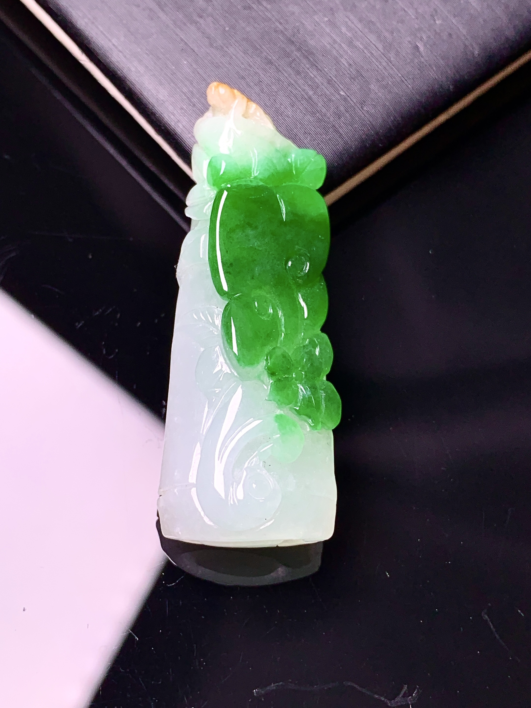 飘绿竹节吊坠 玉质细腻 色泽艳丽清新 水润亮眼 整体尺寸37.5*14*10