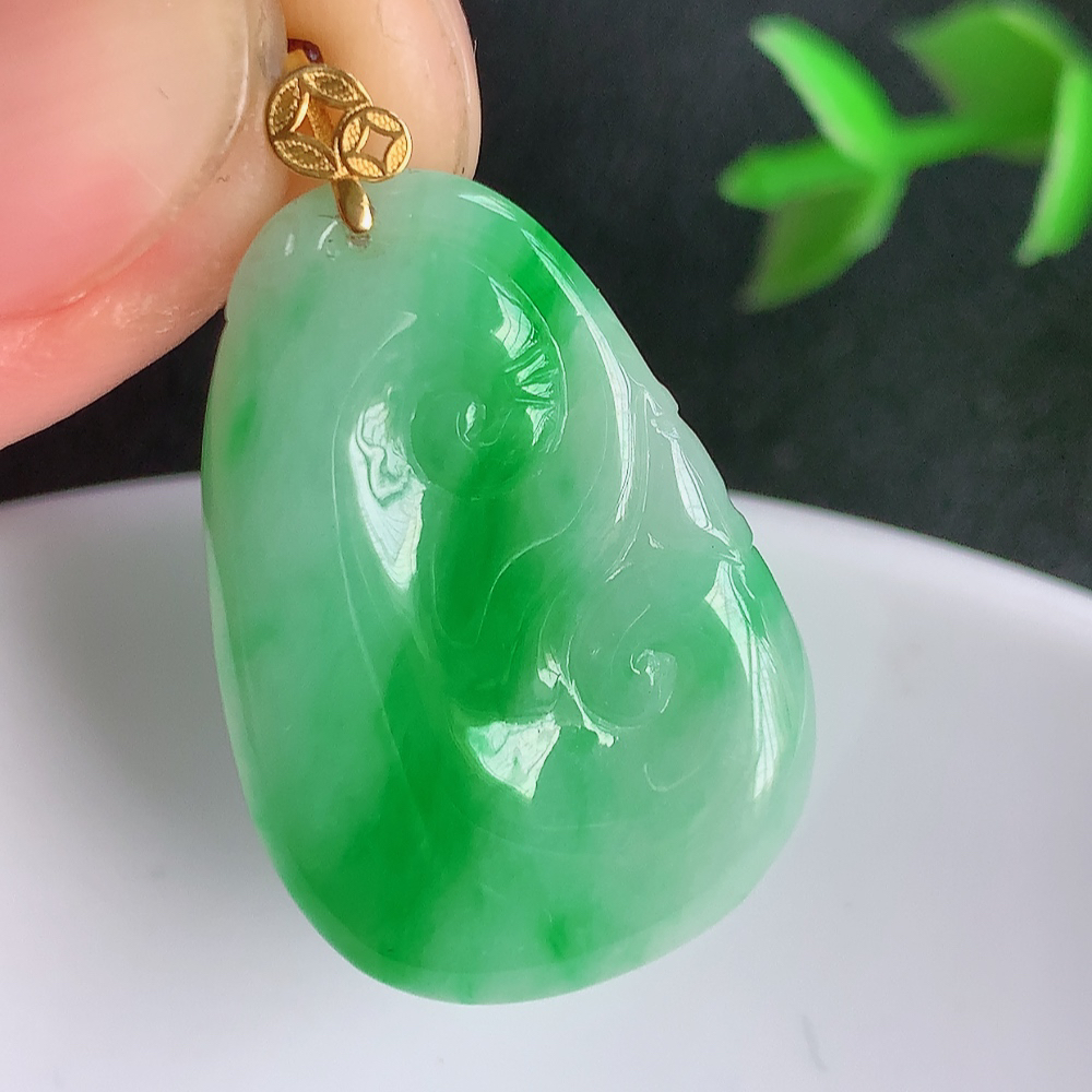 18k金扣冰润飘阳绿吉祥如意翡翠吊坠  寓意“万事如意，吉祥如意,福寿绵长 心想事成”饱满大气，通透水润  W140.7  尺寸：27.5-19-3.5mm
