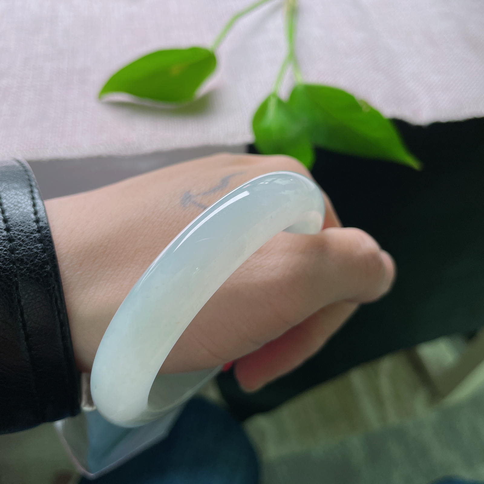 54.8/12.2/8.3淡绿正圈，冰润细腻，种老，爱极了清透水润的质感，岁月静好，完美