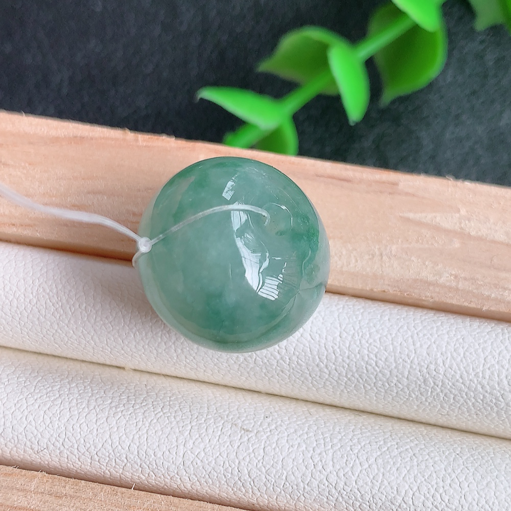 冰润飘花转运珠翡翠吊坠，寓意“时来运转，财源滚滚” 寓意佳，颜色清爽，无纹裂，佩戴效果优雅迷人！性价比超值！W49.7 尺寸：16-12.5mm