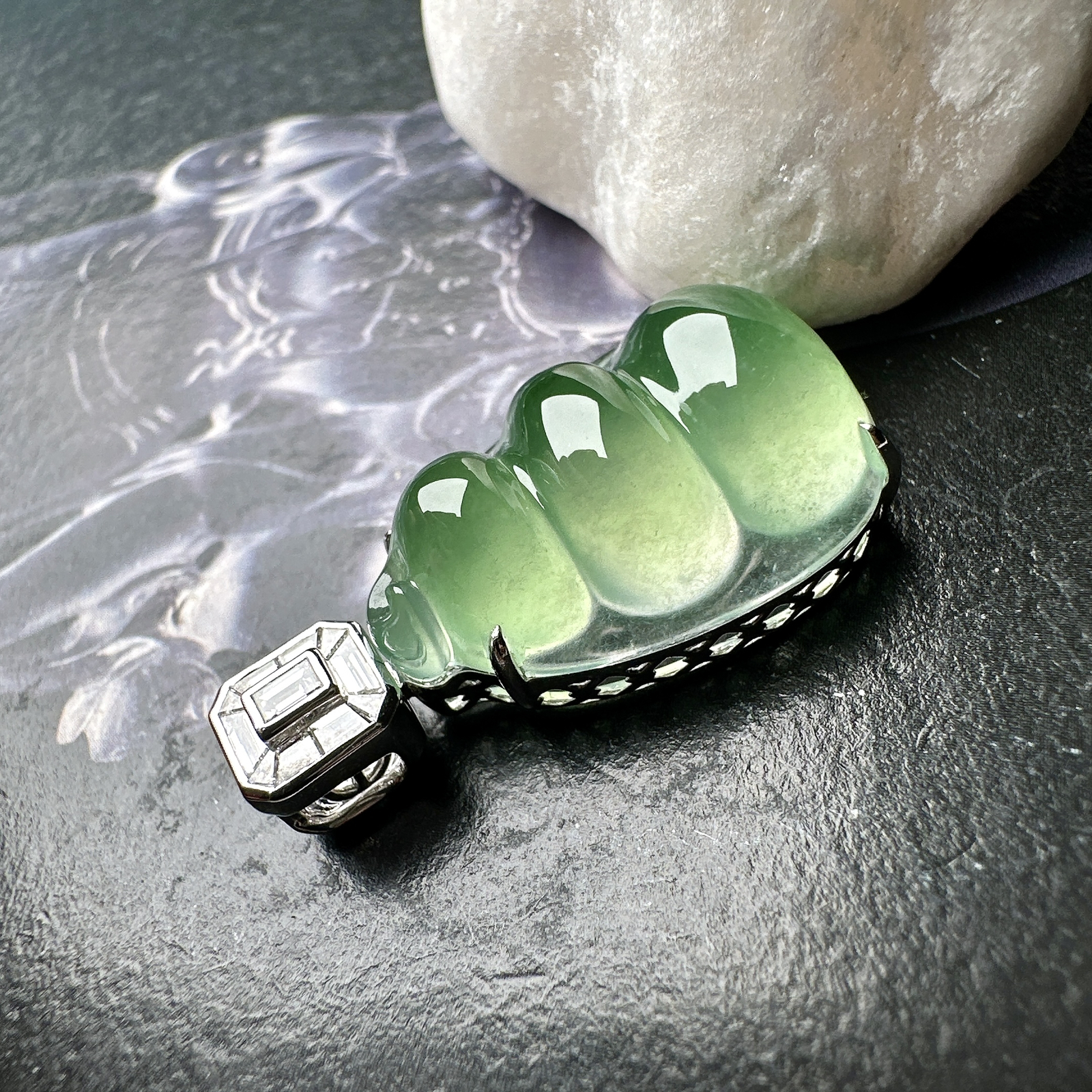 【冰种飘绿福豆吊坠】种地上乘，冰感十足，通透起光，饱满圆润，18k金钻镶嵌，裸石尺寸21.7*15.1*7.6毫米