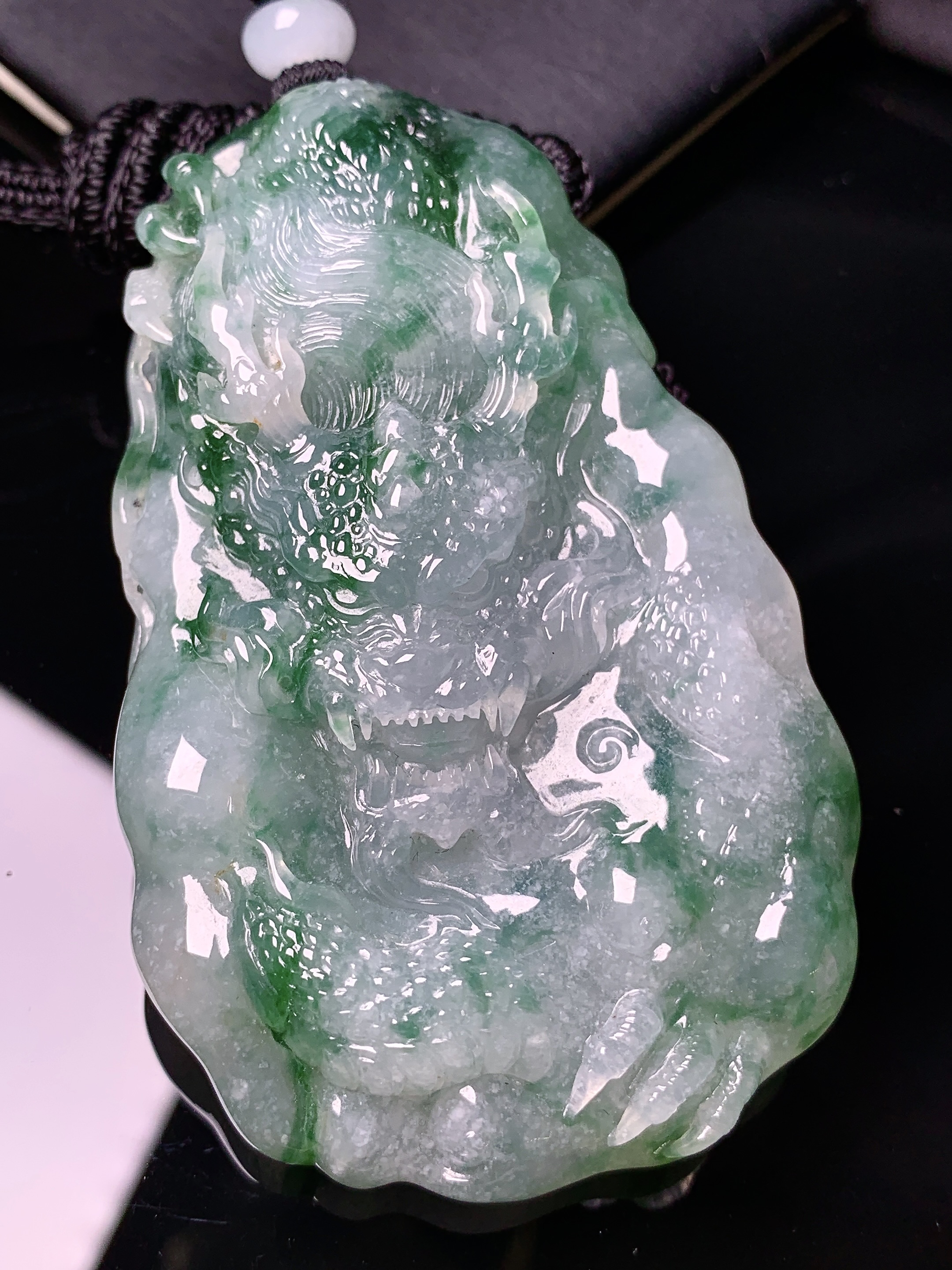 飘绿龙牌吊坠 玉质细腻 色泽艳丽清新 水润亮眼 整体尺寸73.8*45.5*14.5