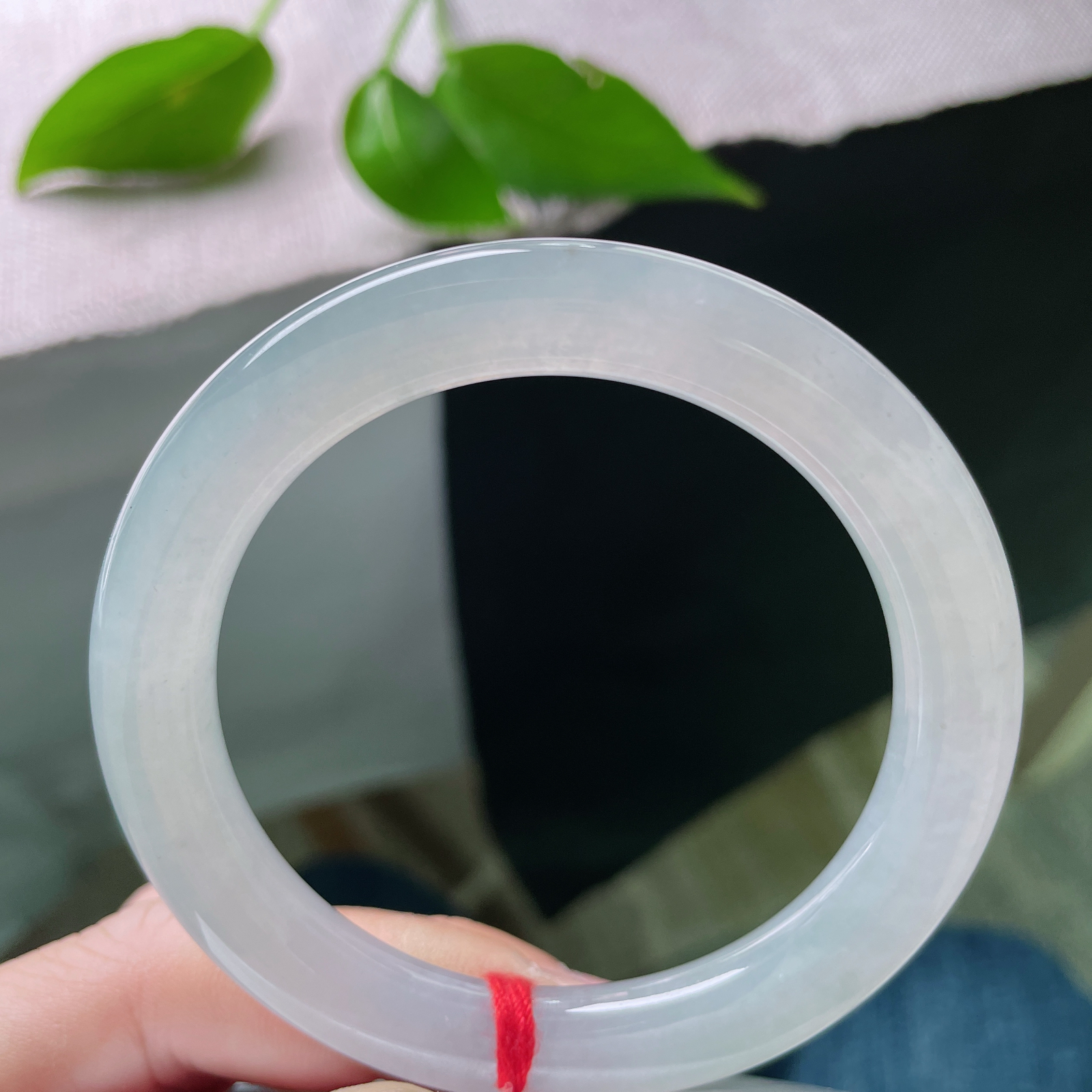 55.7/9.6白冰圆条，冰润细腻，种老水足，冰青玉洁，婉间风情，完美